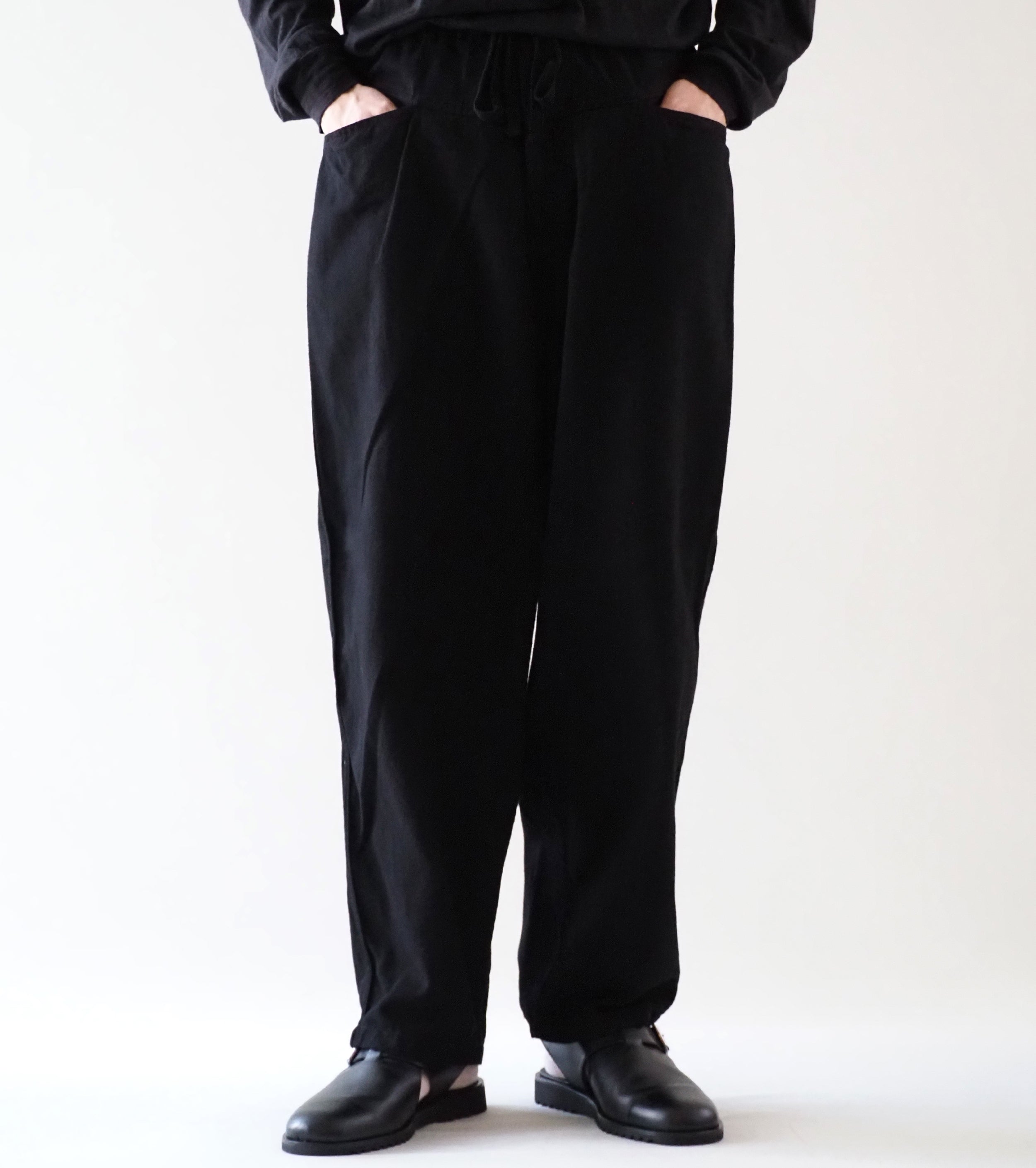 COMOLI ブラック ドリル テーパード パンツ , Black – Navyblue