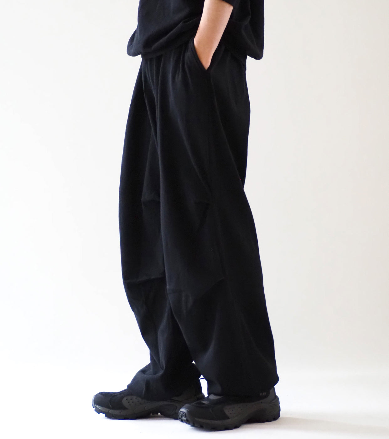 COMOLI Cotton Jersey Knee-Tuck Pants , Black