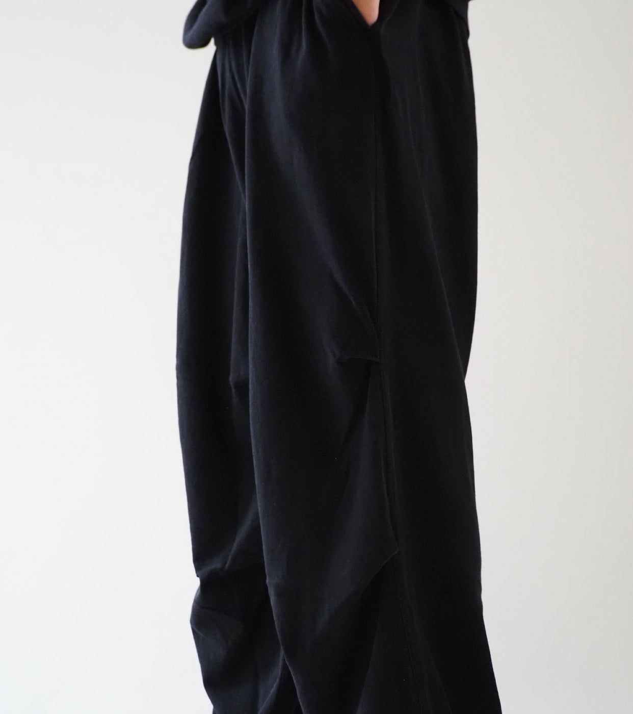 COMOLI Cotton Jersey Knee-Tuck Pants , Black
