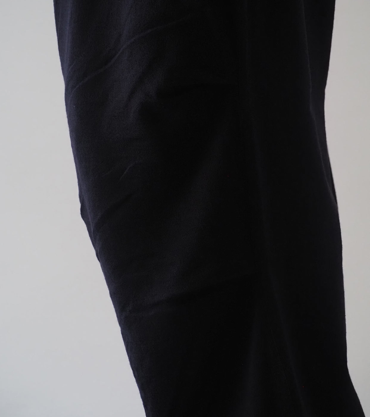 COMOLI Wool knit kneeltuck pants , Navy