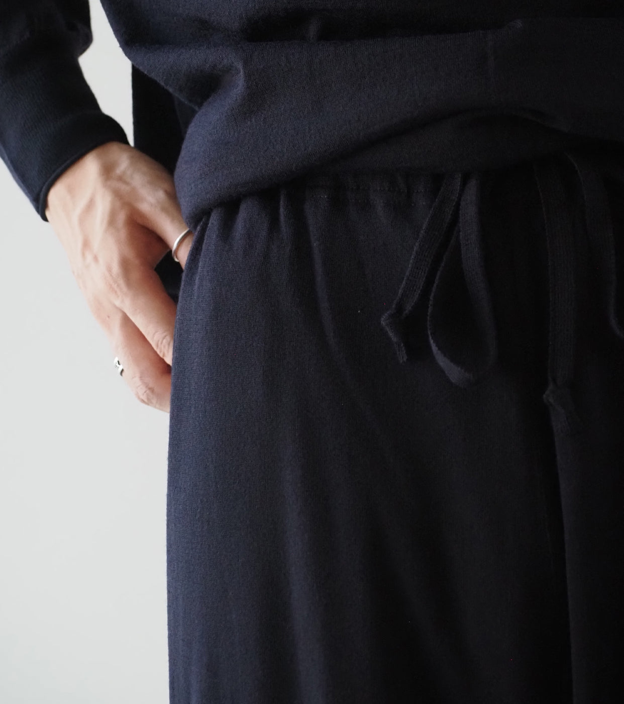 COMOLI Wool knit kneeltuck pants , Navy