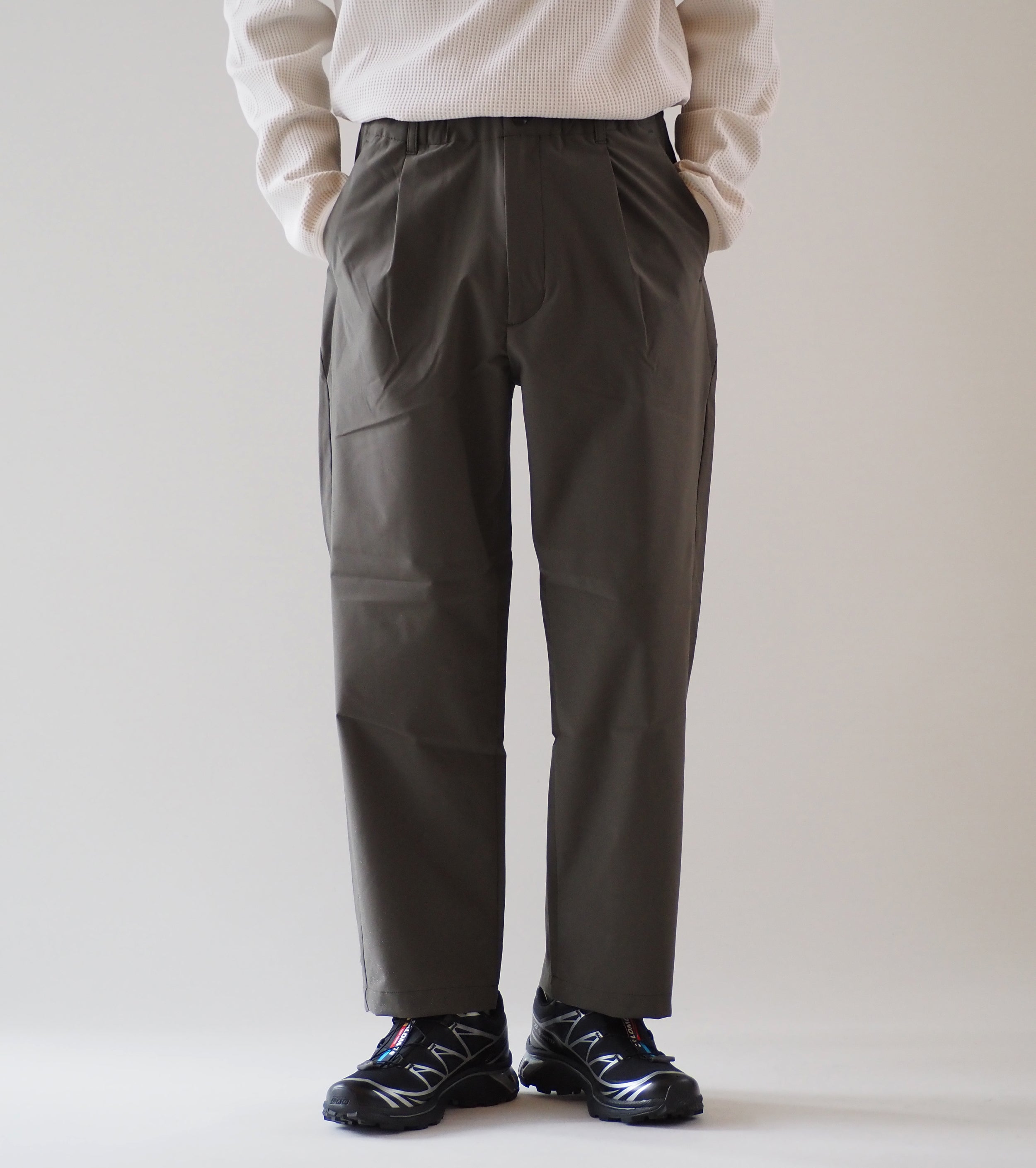 Goldwin  One Tuck Tapered Light Pants, Dark Olive