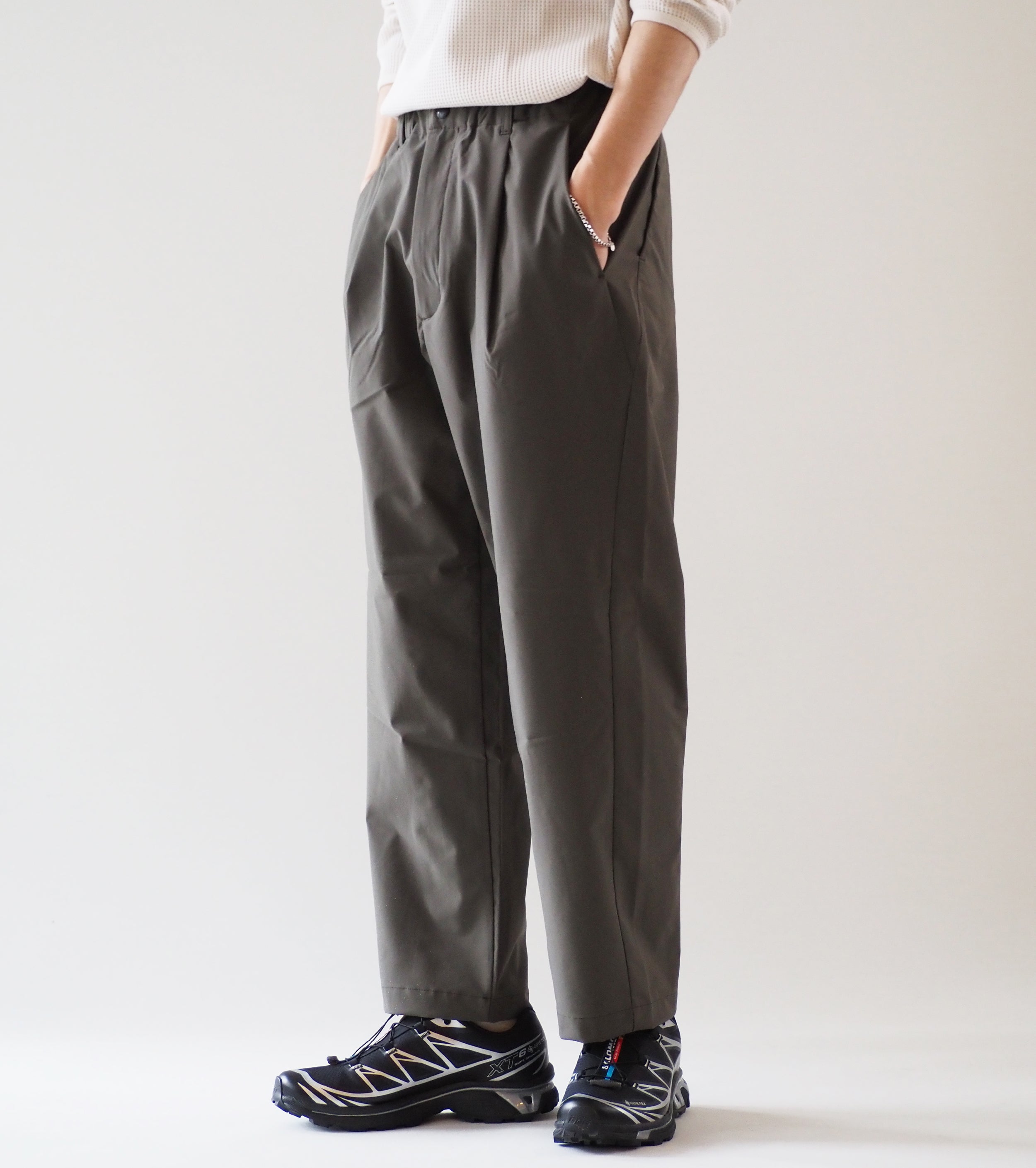 Goldwin  One Tuck Tapered Light Pants, Dark Olive