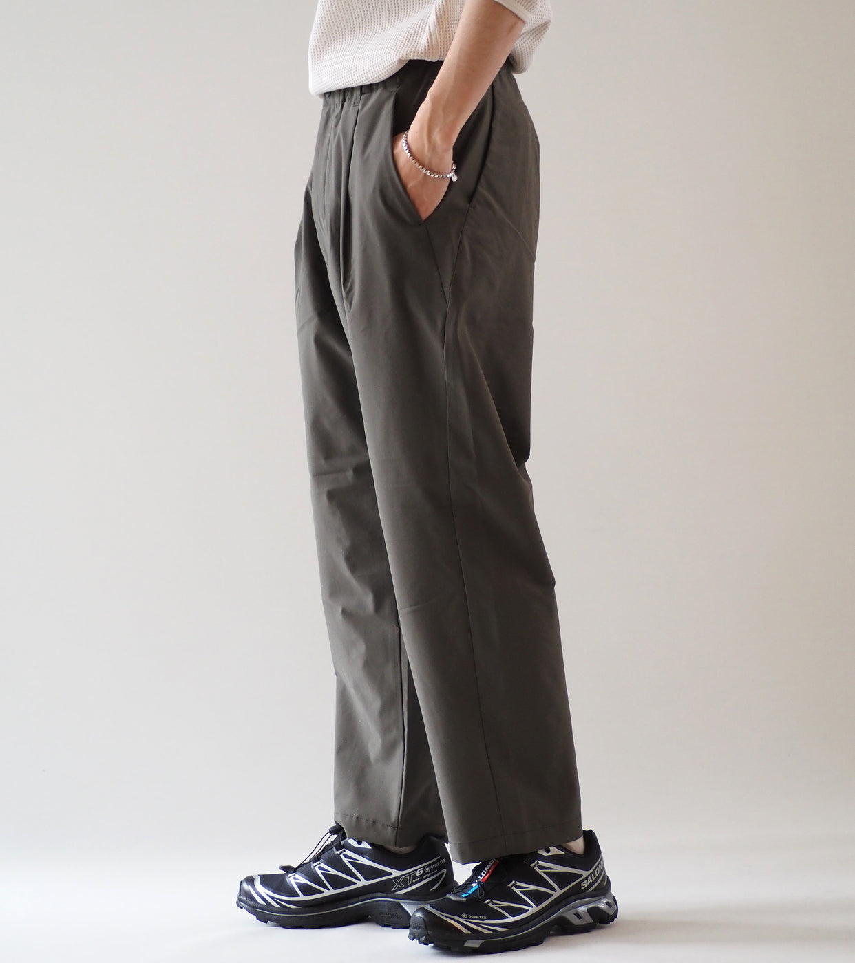 Goldwin  One Tuck Tapered Light Pants, Dark Olive