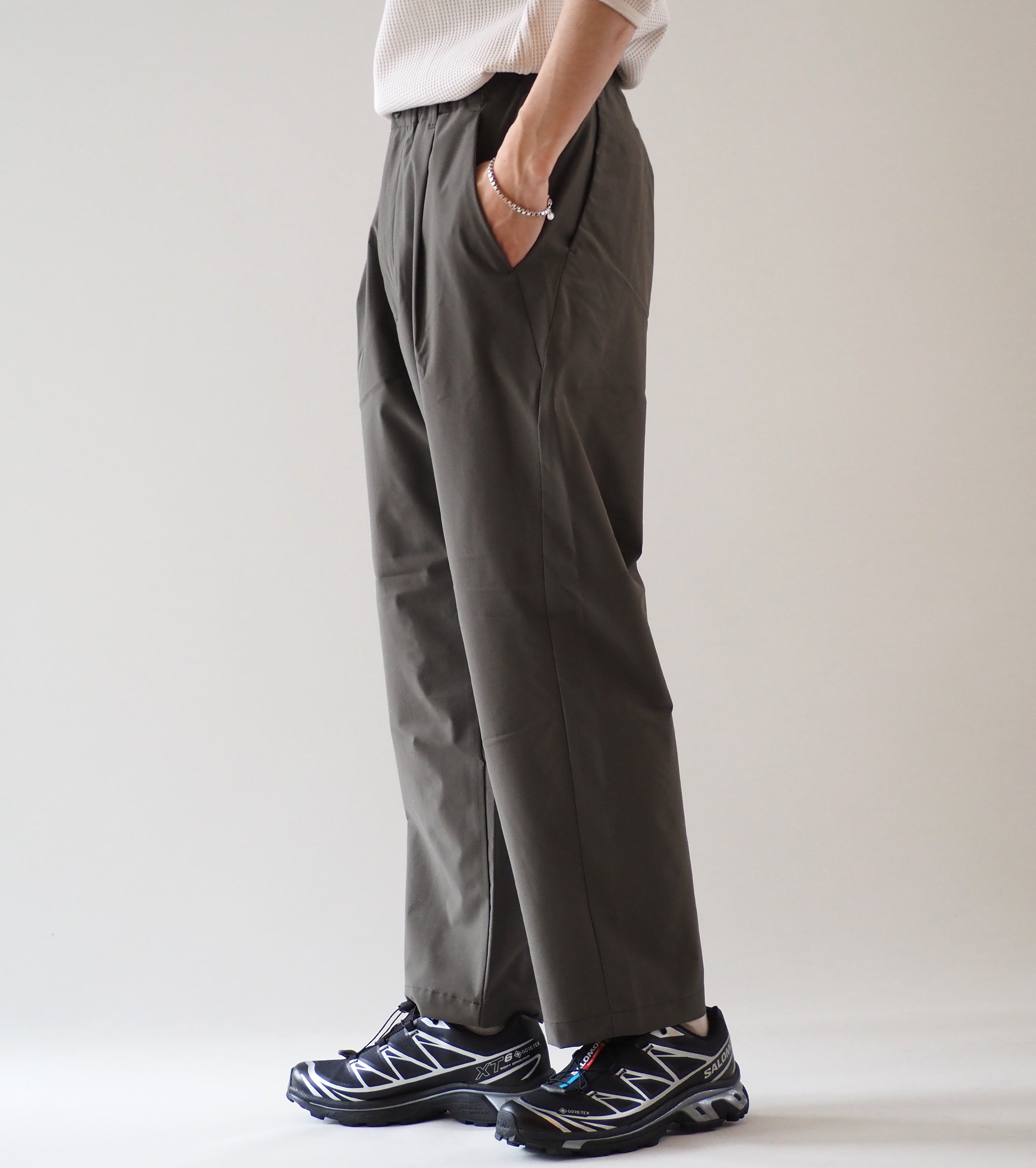 Goldwin  One Tuck Tapered Light Pants, Dark Olive
