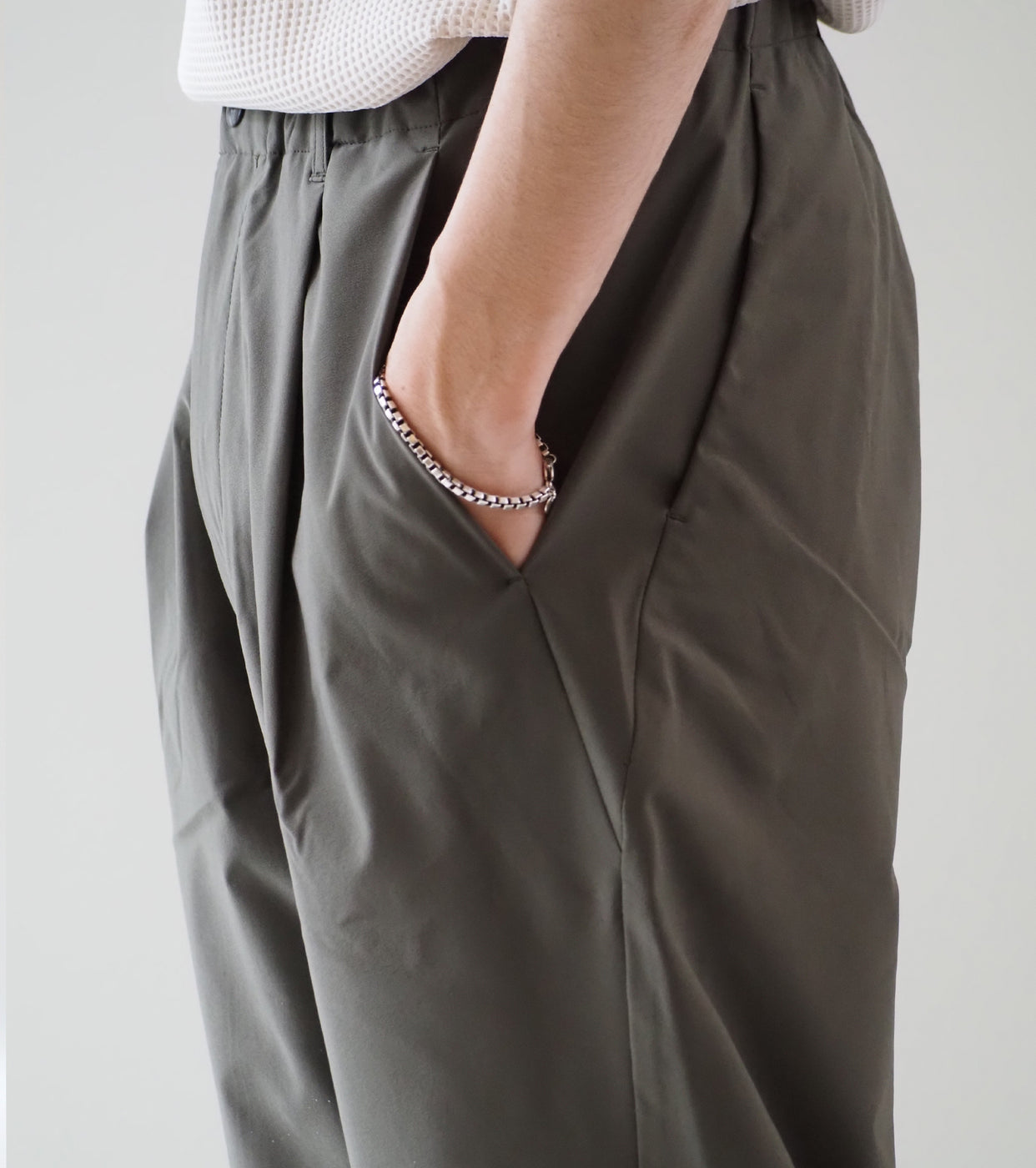 Goldwin  One Tuck Tapered Light Pants, Dark Olive