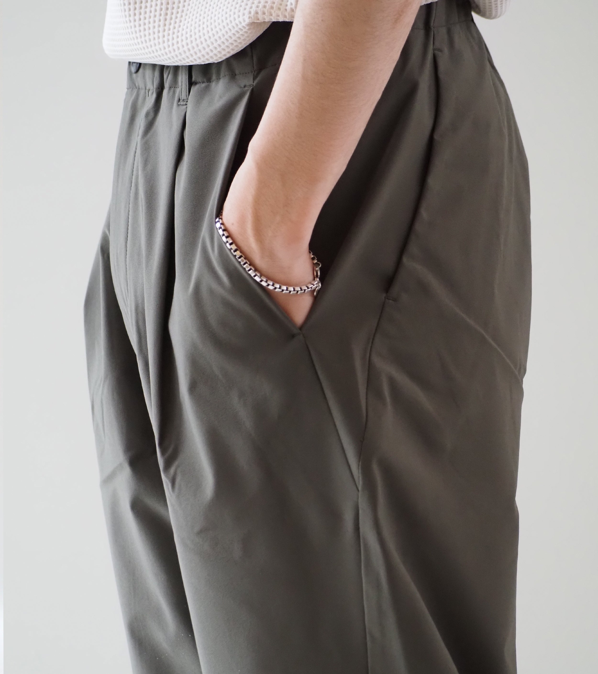 Goldwin  One Tuck Tapered Light Pants, Dark Olive
