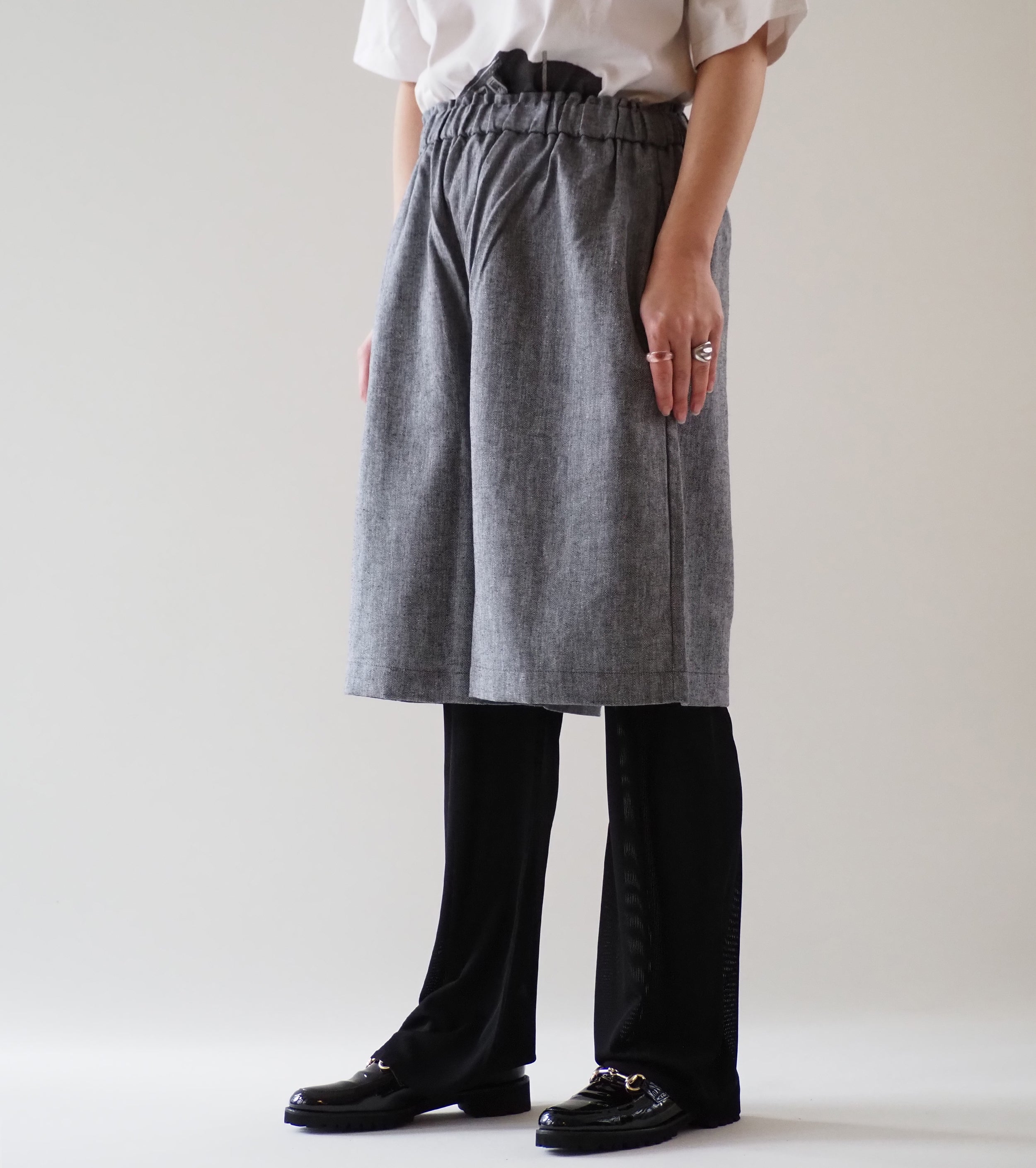 Yarmo Linen Herringbone Shorts, Black