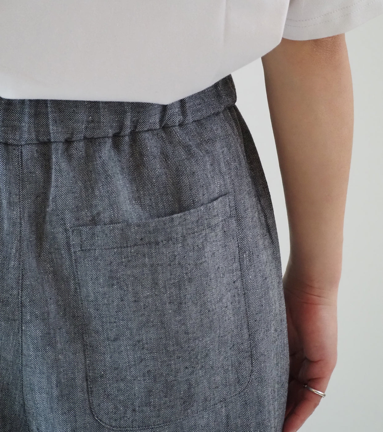 Yarmo Linen Herringbone Shorts, Black