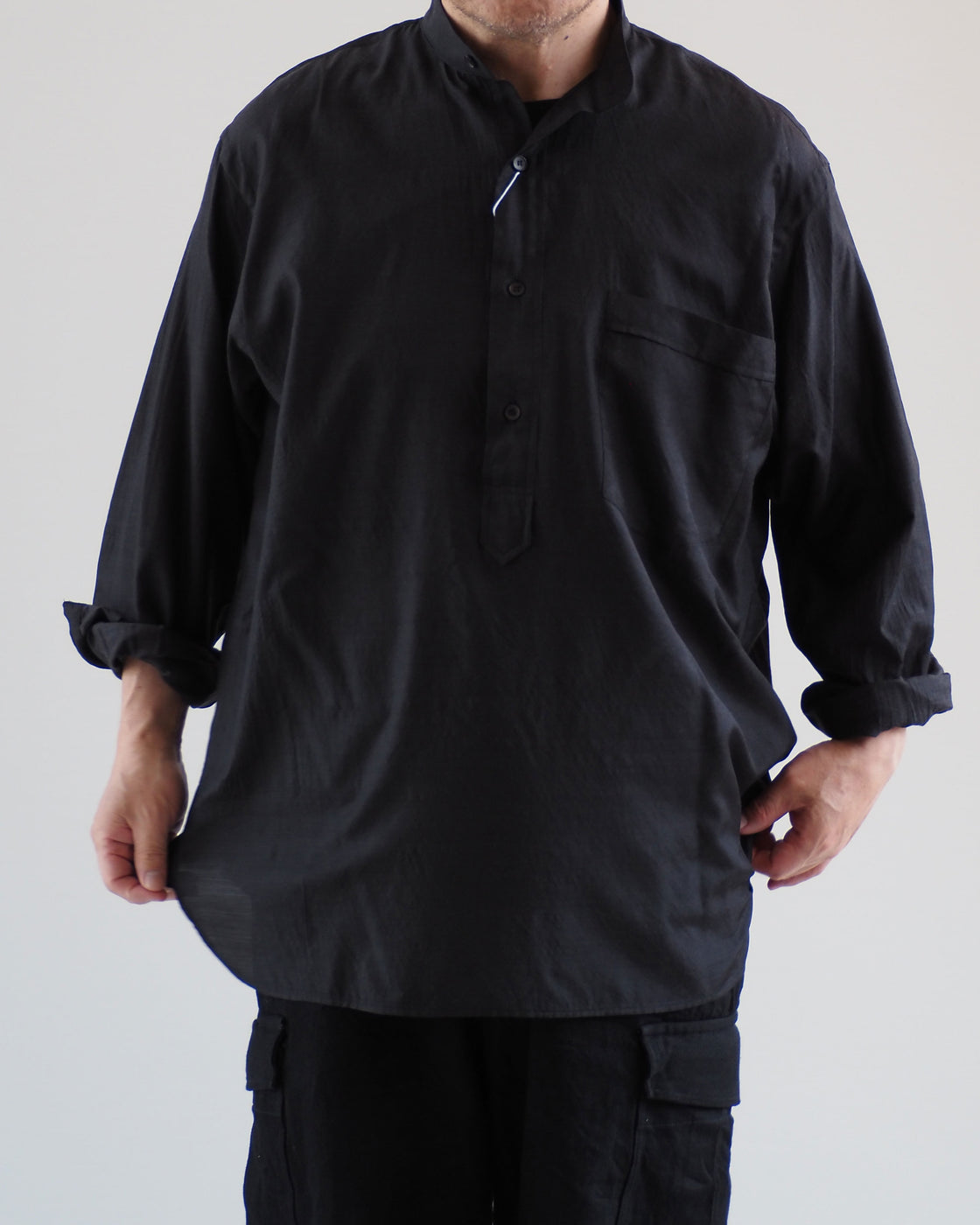 日本店舗COMOLI22SSウールシルクプルオーバーシャツ チャコール サイズ3 新品 シャツ