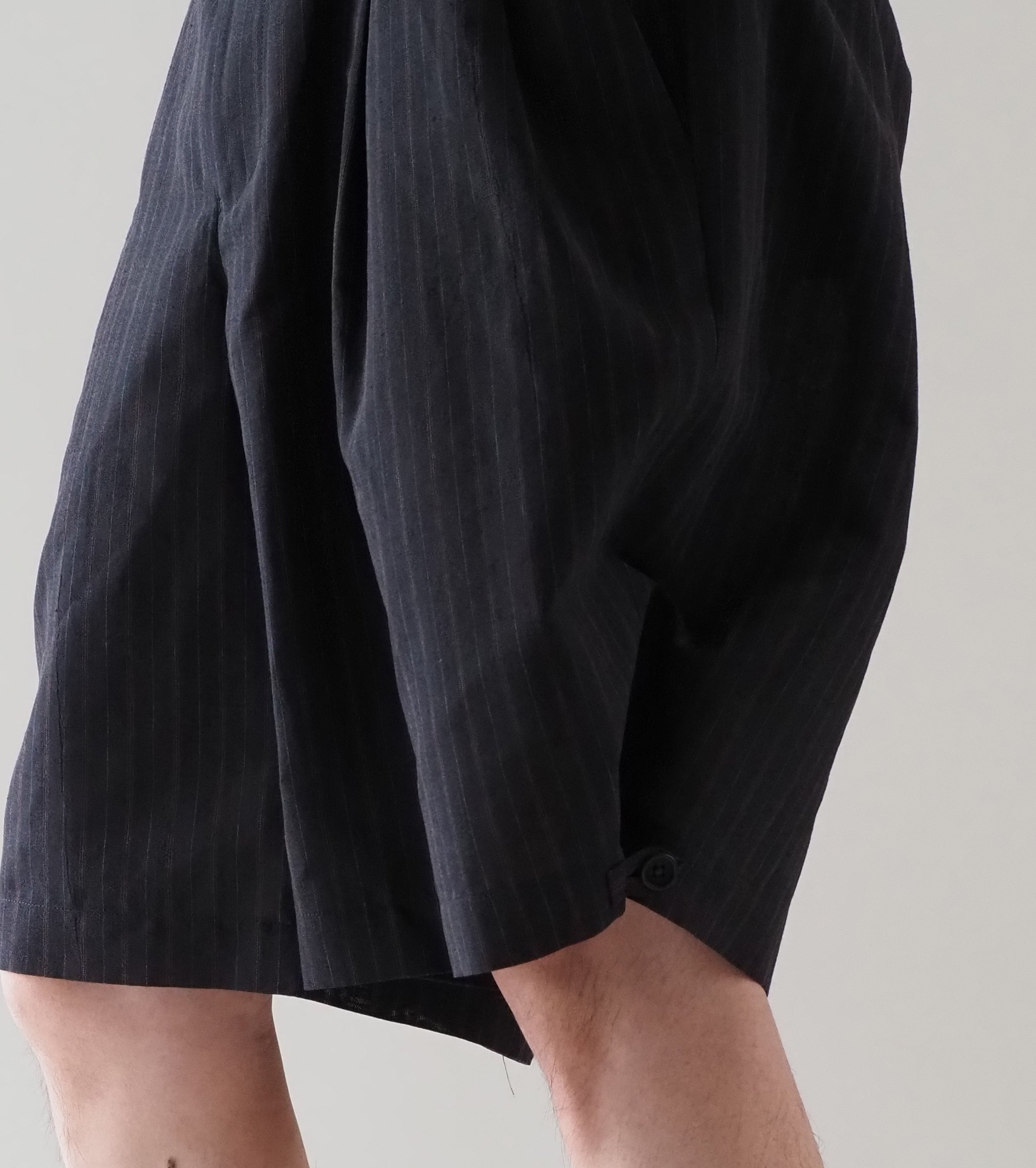 MAATEE＆SONS  ショート トラウザー 強撚R,LI,PE , Charcoal Stripe
