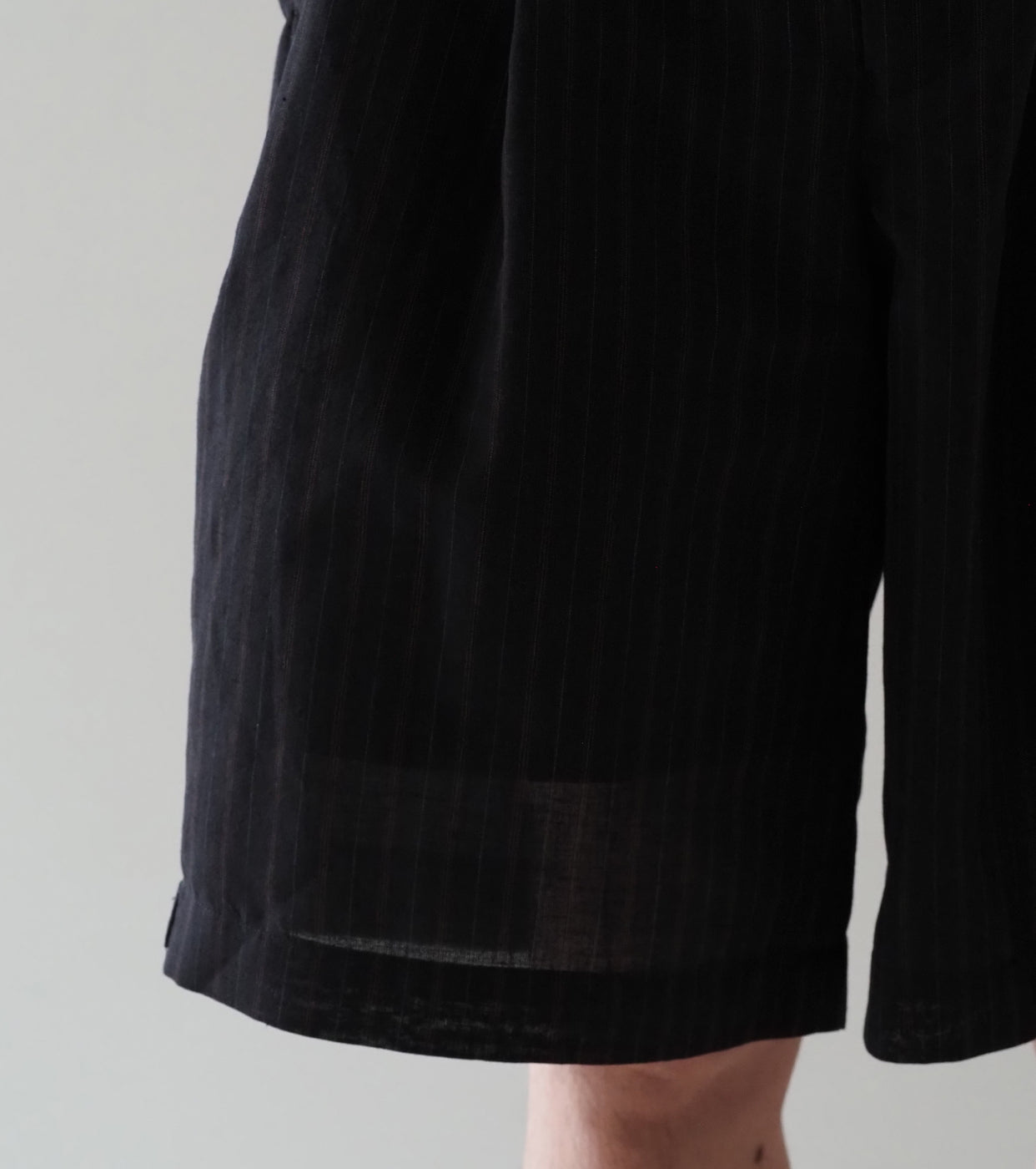 MAATEE＆SONS  ショート トラウザー 強撚R,LI,PE , Charcoal Stripe