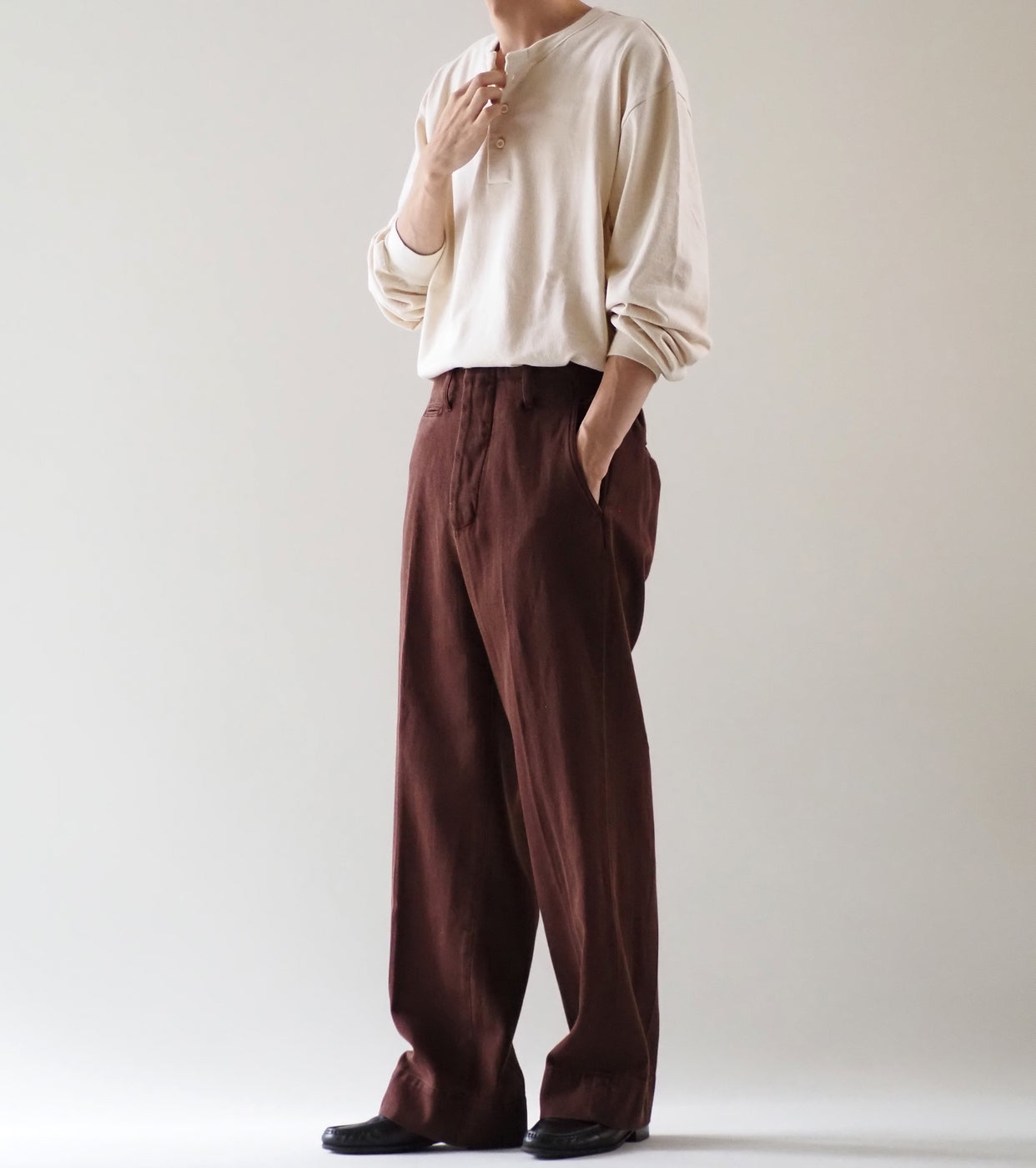 MAATEE＆SONS チノ トラウザー “コーティング コットン” , Bordeaux