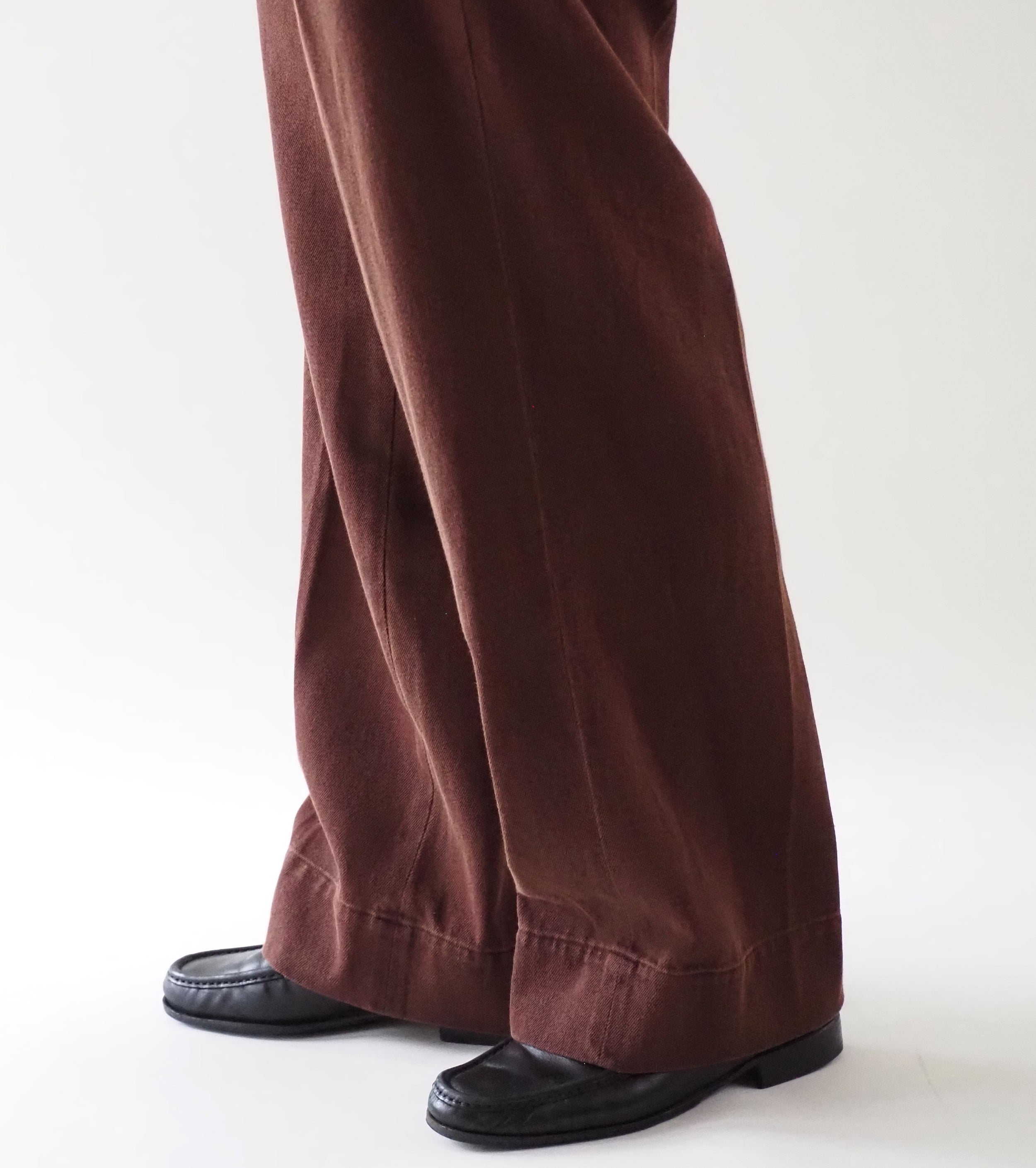 MAATEE＆SONS チノ トラウザー “コーティング コットン” , Bordeaux