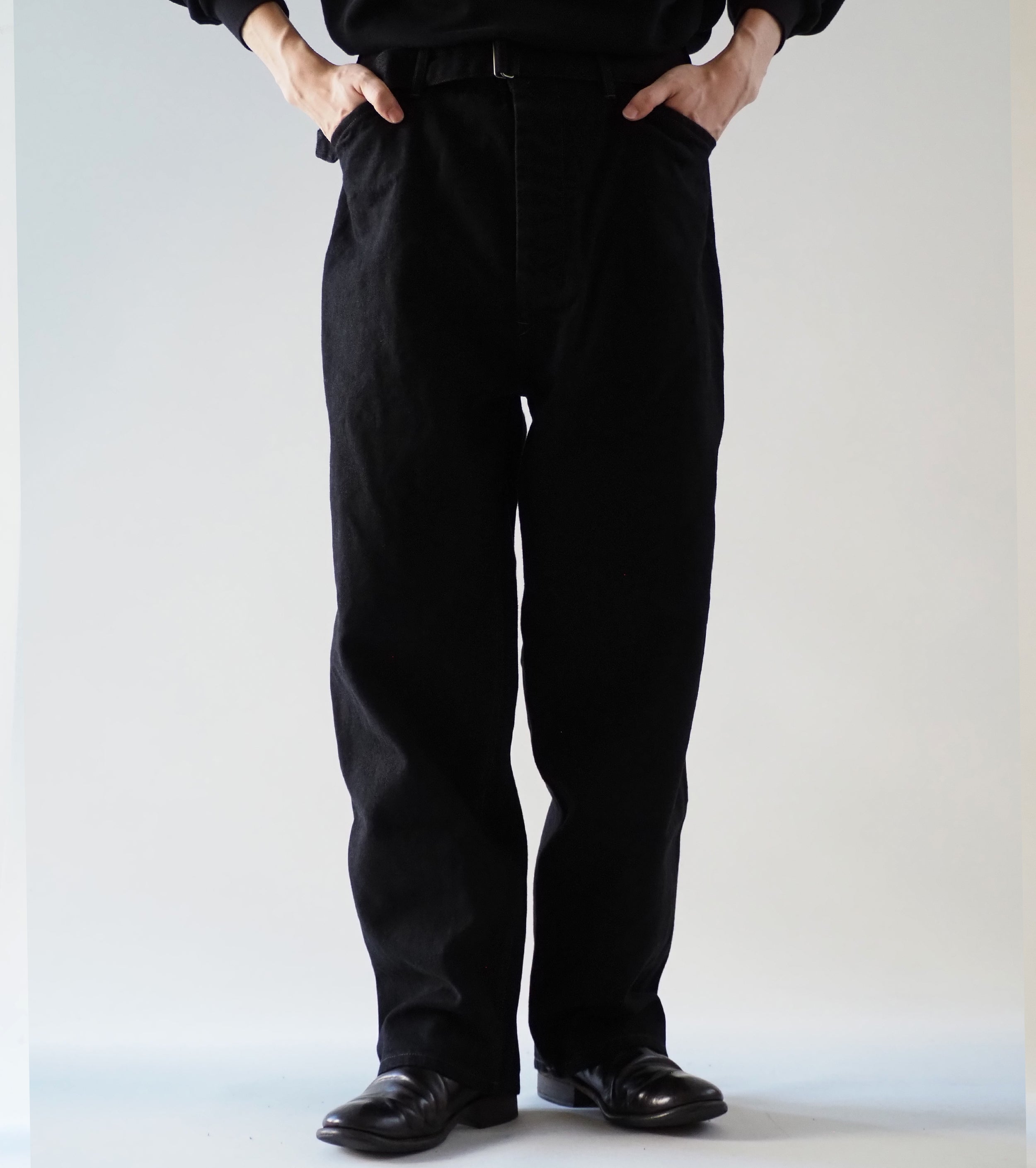 COMOLI ブラック デニム ベルテッド パンツ, Black