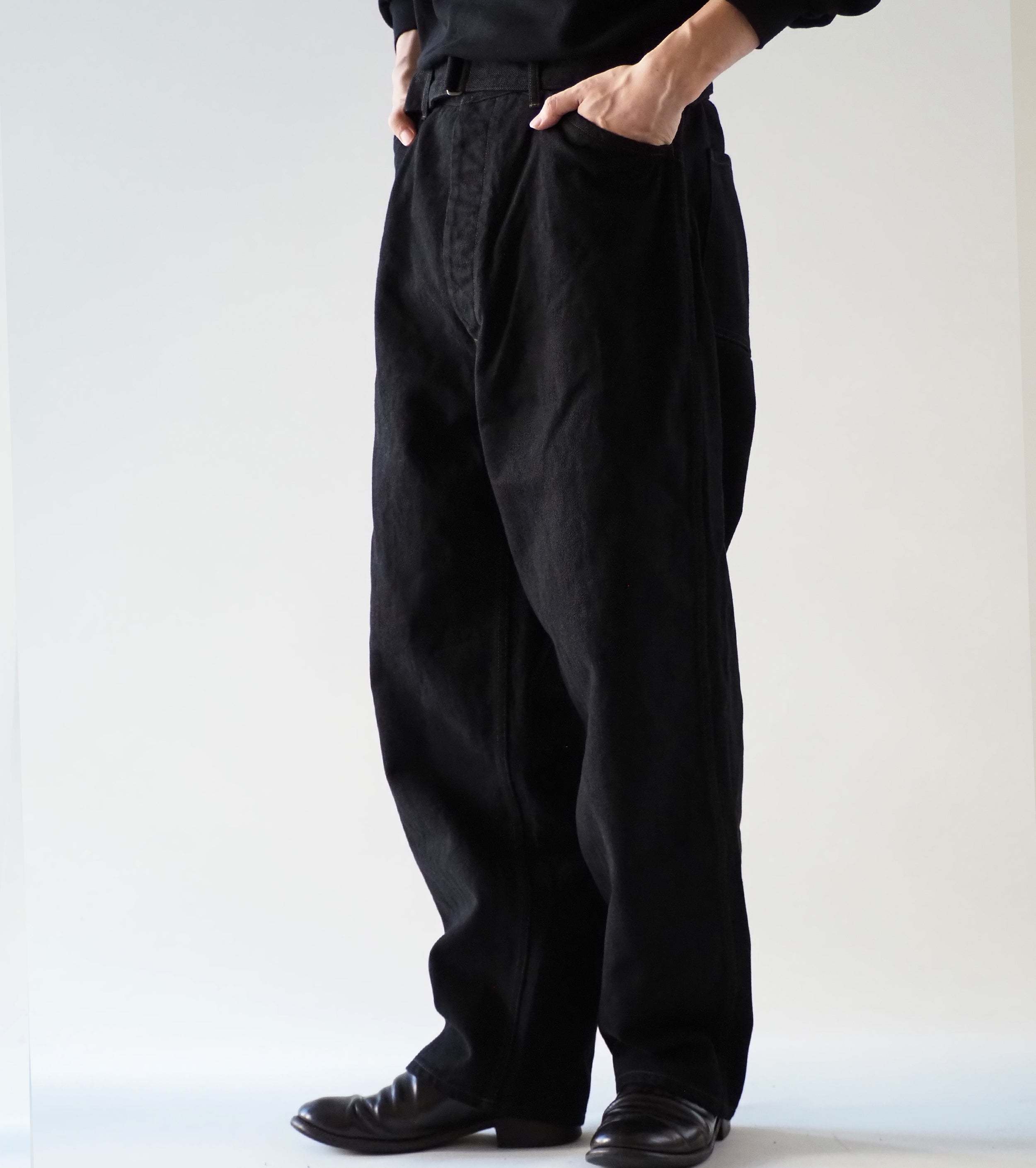 COMOLI ブラック デニム ベルテッド パンツ, Black