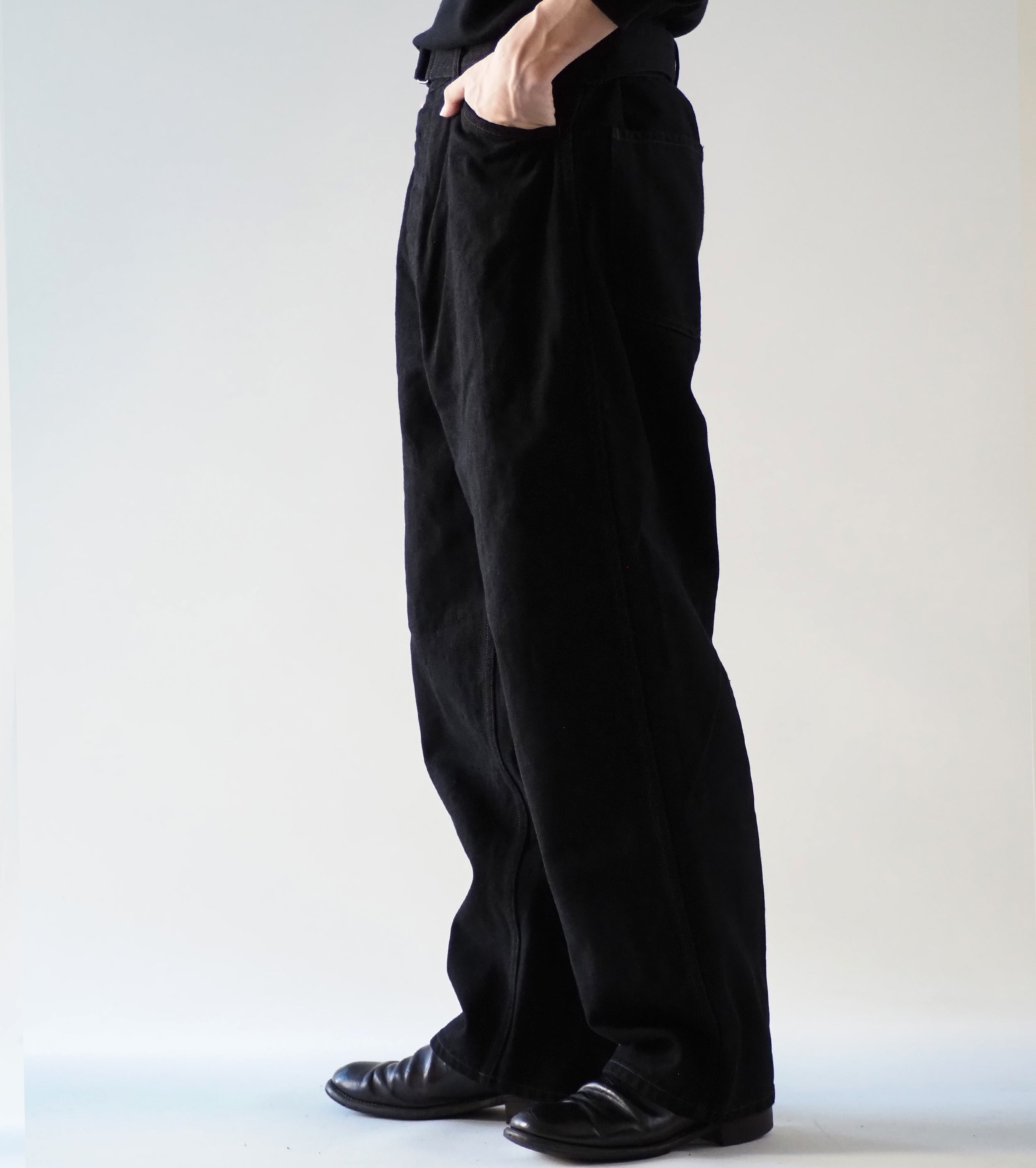COMOLI ブラック デニム ベルテッド パンツ, Black