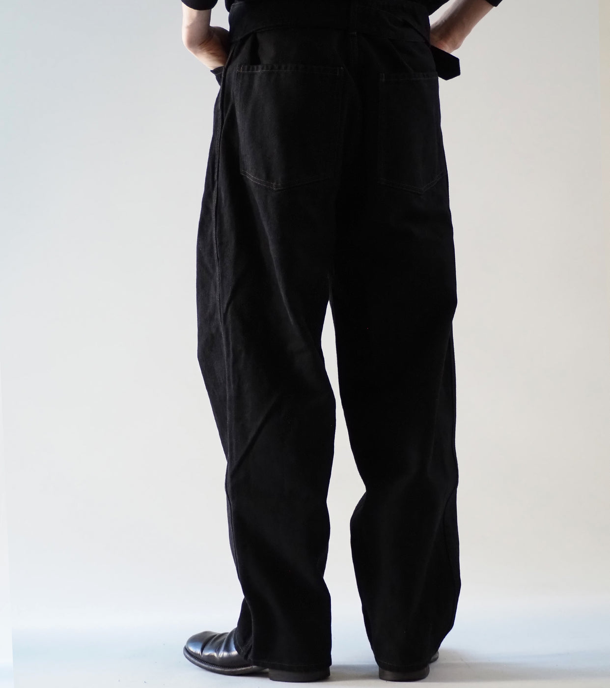 COMOLI ブラック デニム ベルテッド パンツ, Black
