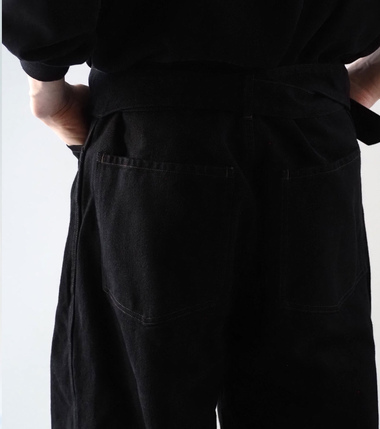 COMOLI ブラック デニム ベルテッド パンツ, Black