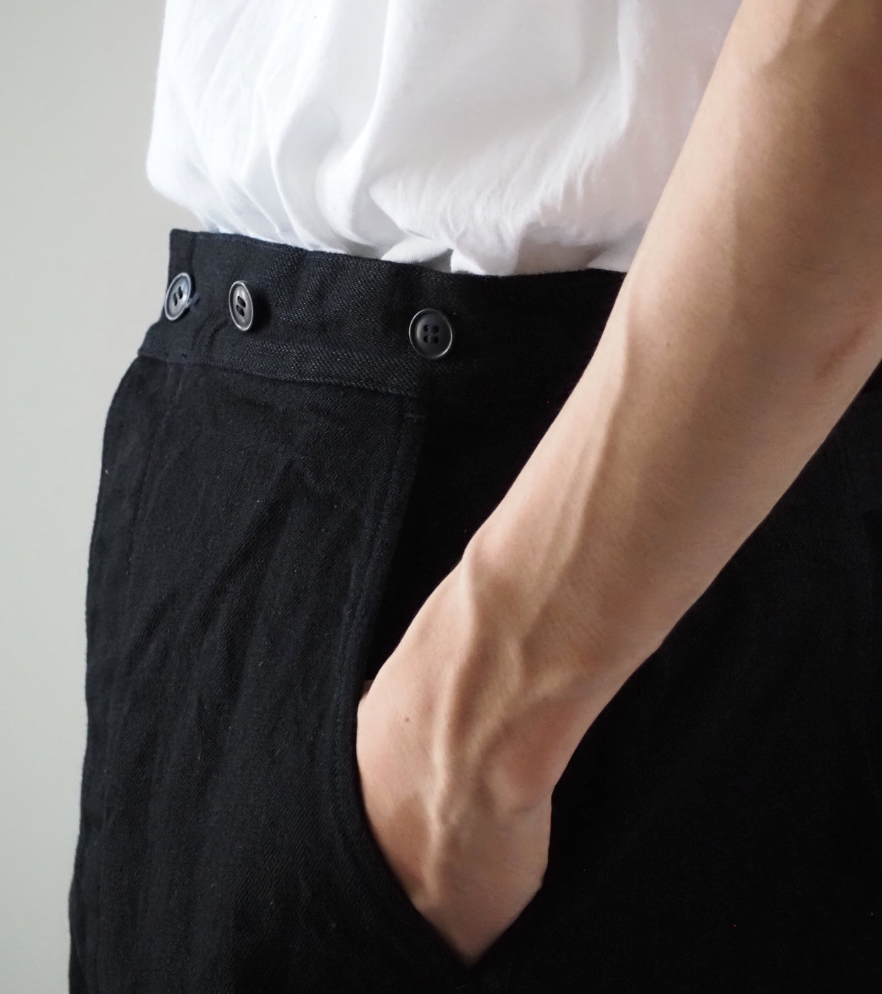 COMOLI ブラック デニム オーバー パンツ, Black
