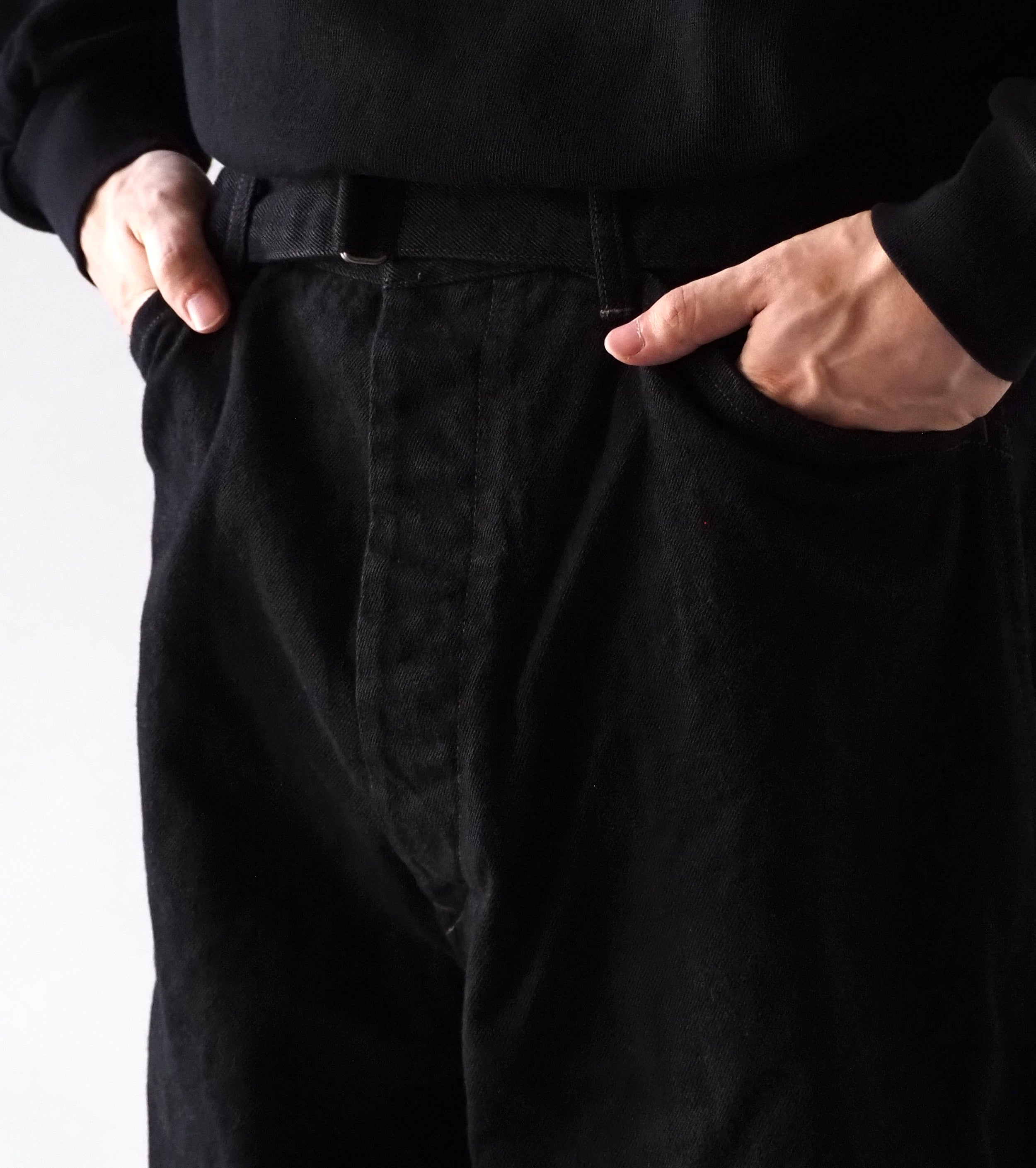 COMOLI ブラック デニム ベルテッド パンツ, Black