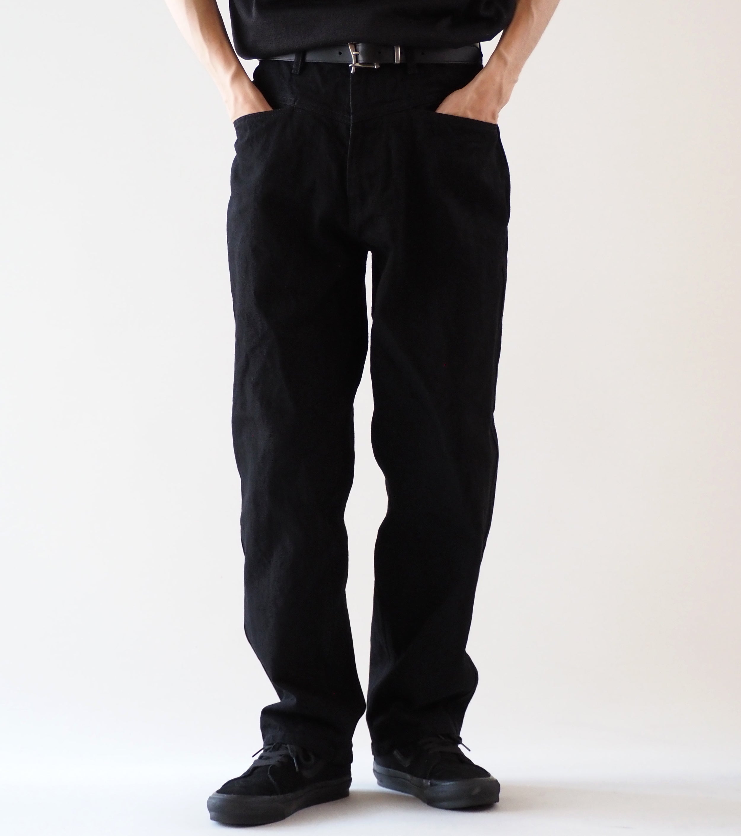COMOLI ブラック デニム テーパード パンツ, Black