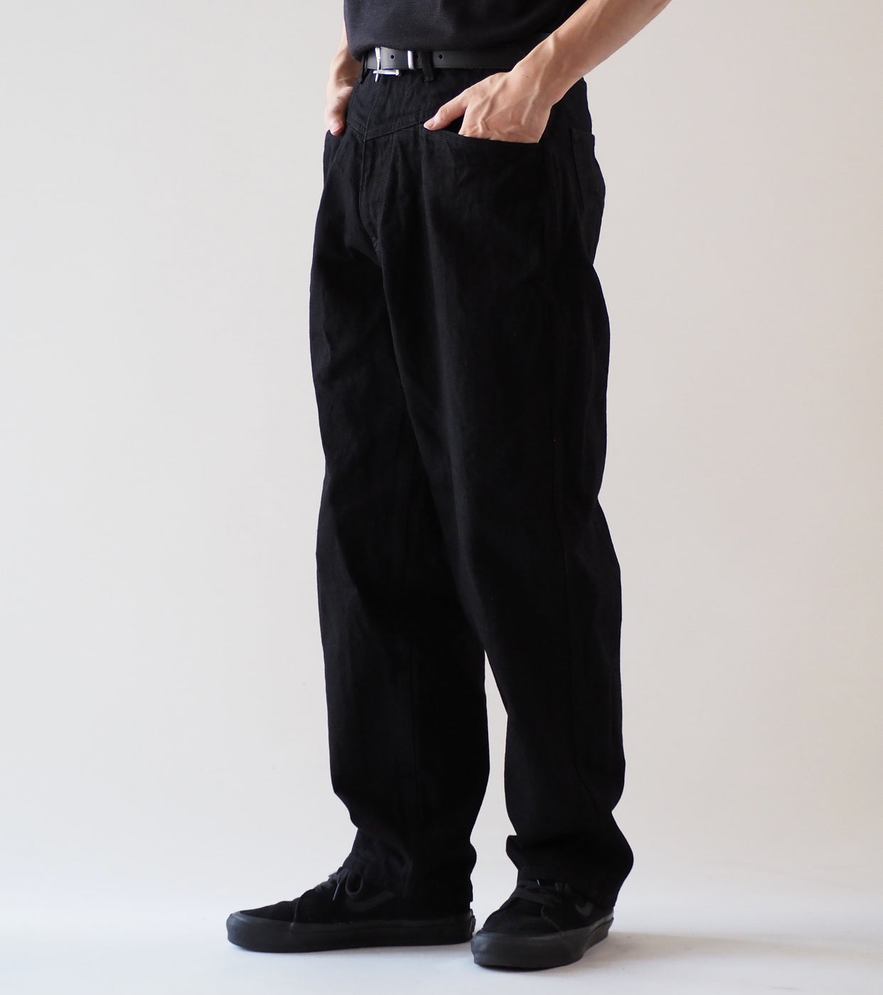 COMOLI ブラック デニム テーパード パンツ, Black