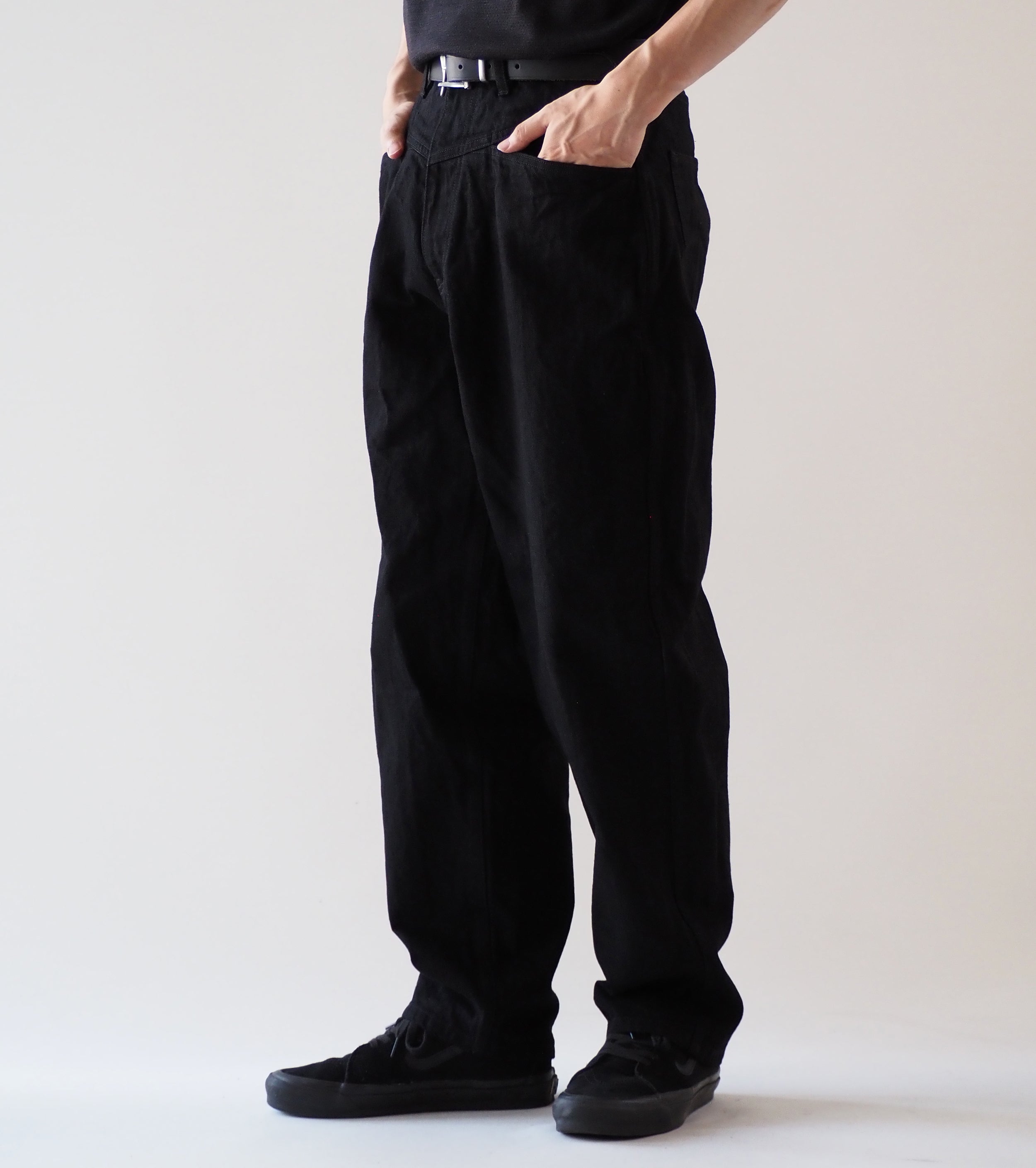 COMOLI ブラック デニム テーパード パンツ, Black