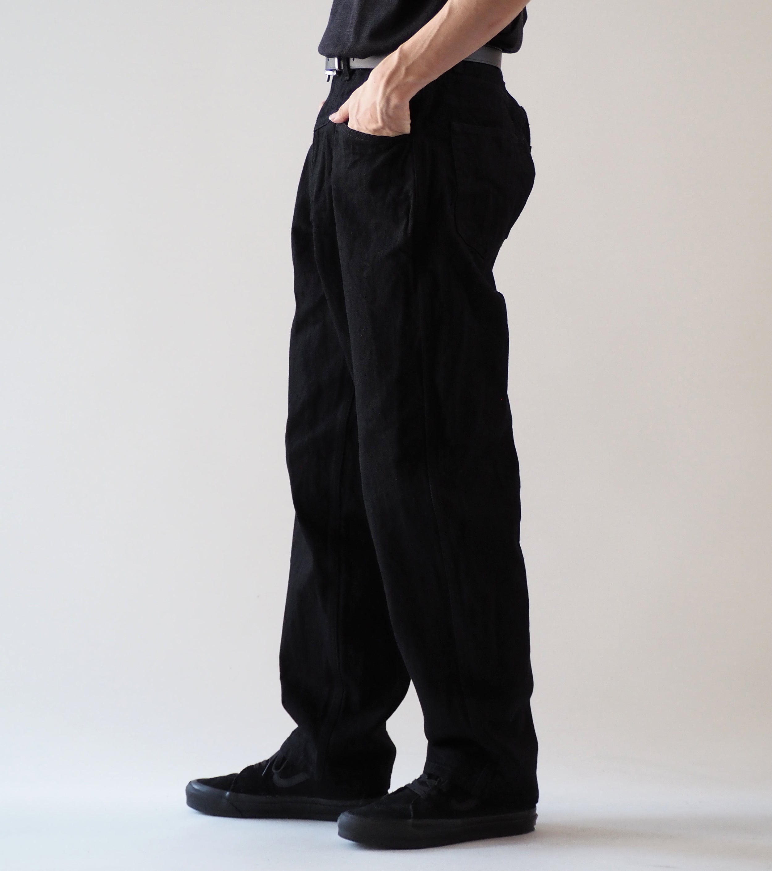 COMOLI ブラック デニム テーパード パンツ, Black