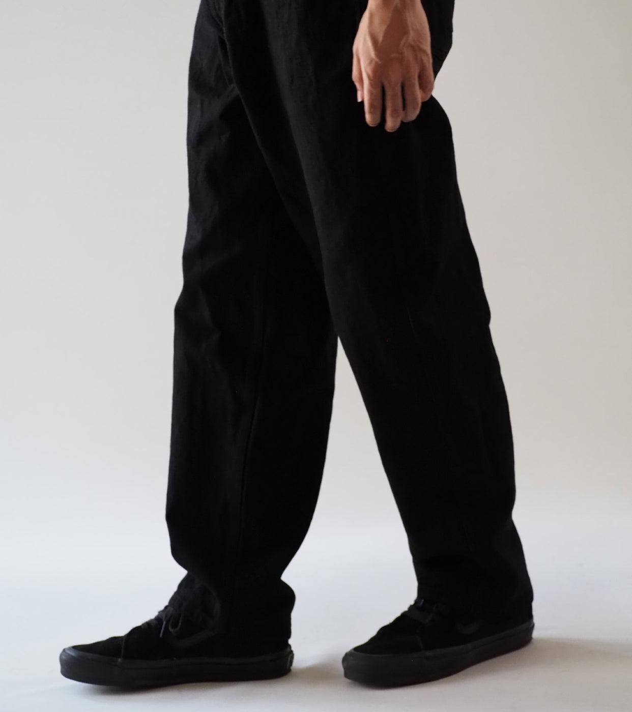 COMOLI ブラック デニム テーパード パンツ, Black
