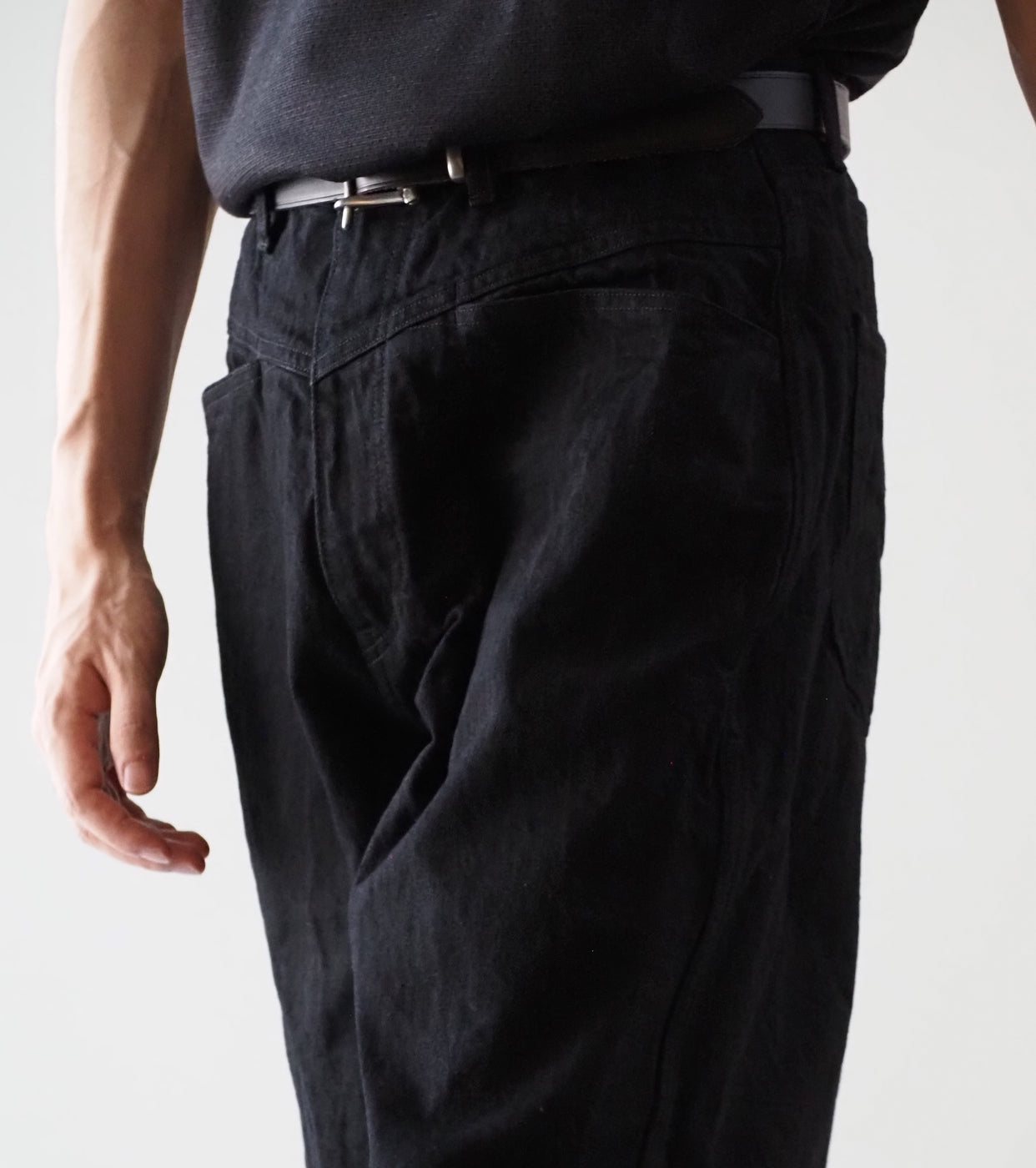 COMOLI ブラック デニム テーパード パンツ, Black