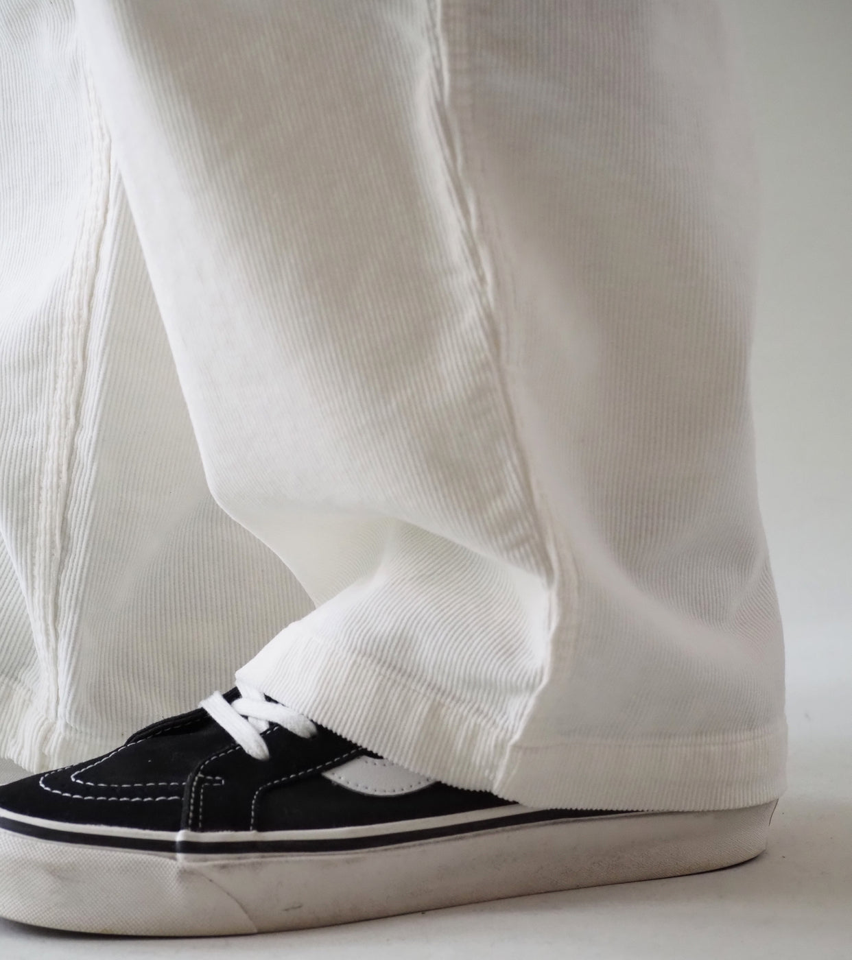 COMOLI コーデュロイ  ドローストリング パンツ , White