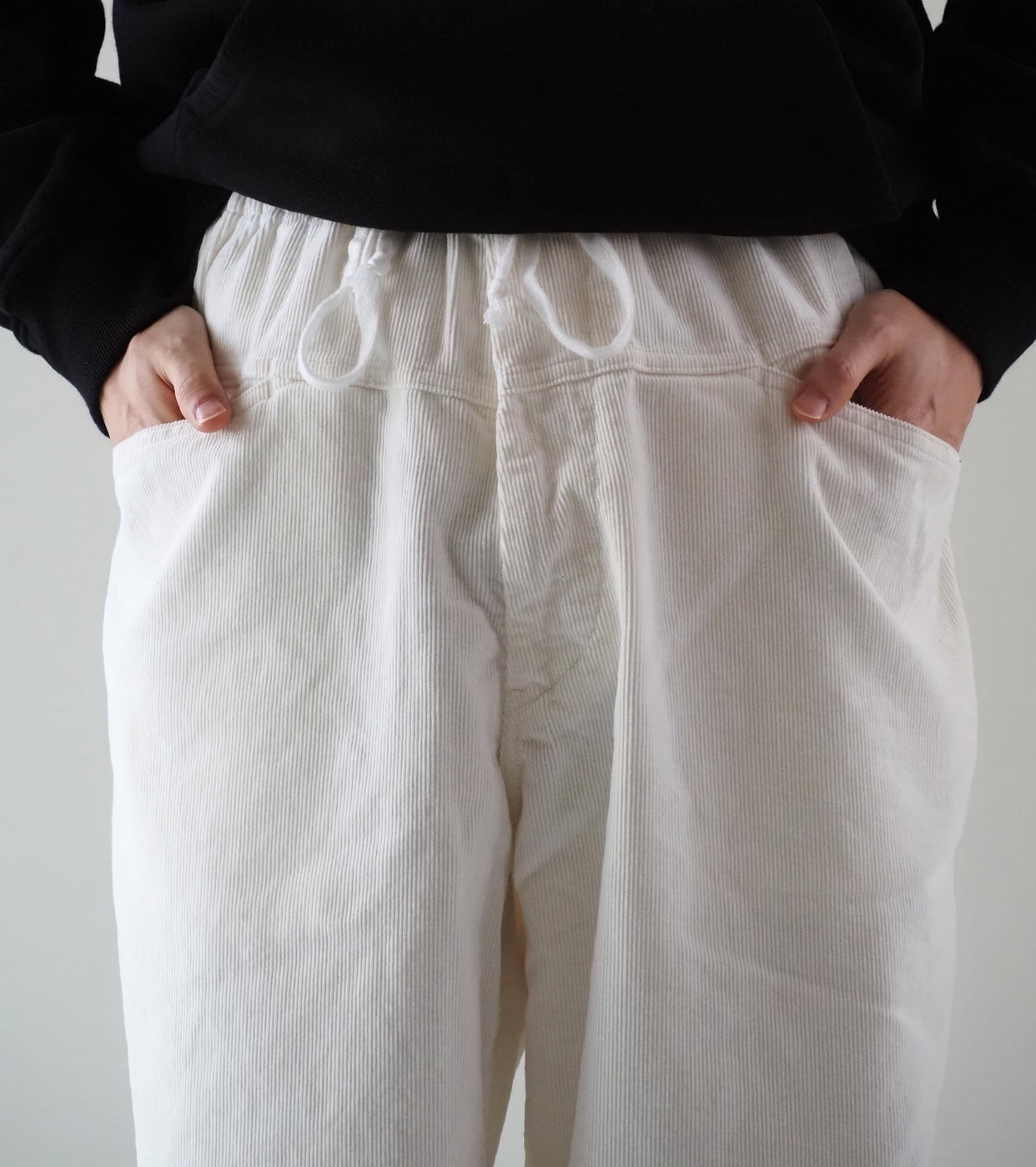 COMOLI コーデュロイ  ドローストリング パンツ , White