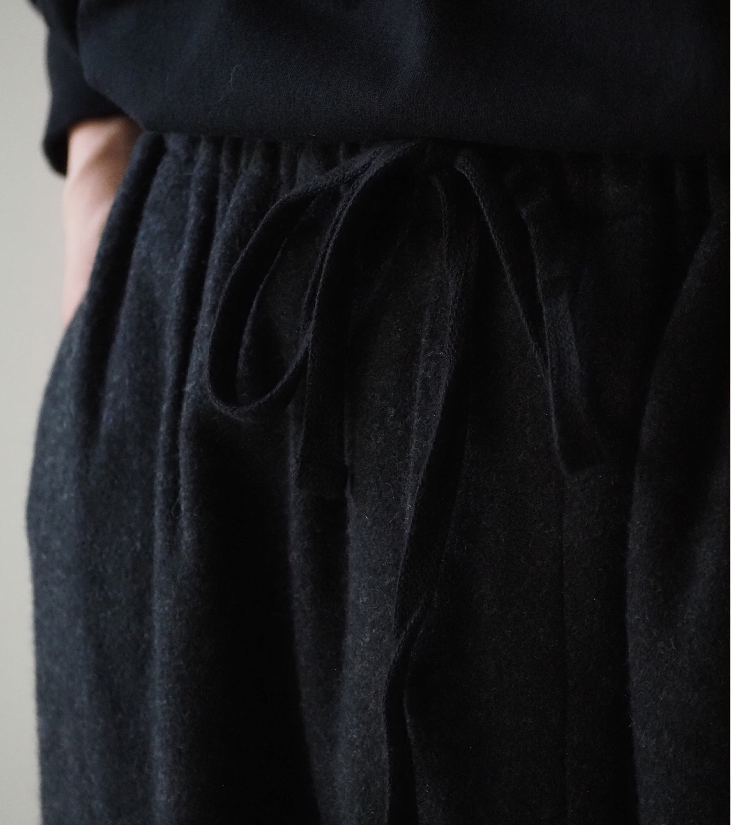 COMOLI カシミヤ ドローストリング パンツ, Charcoal