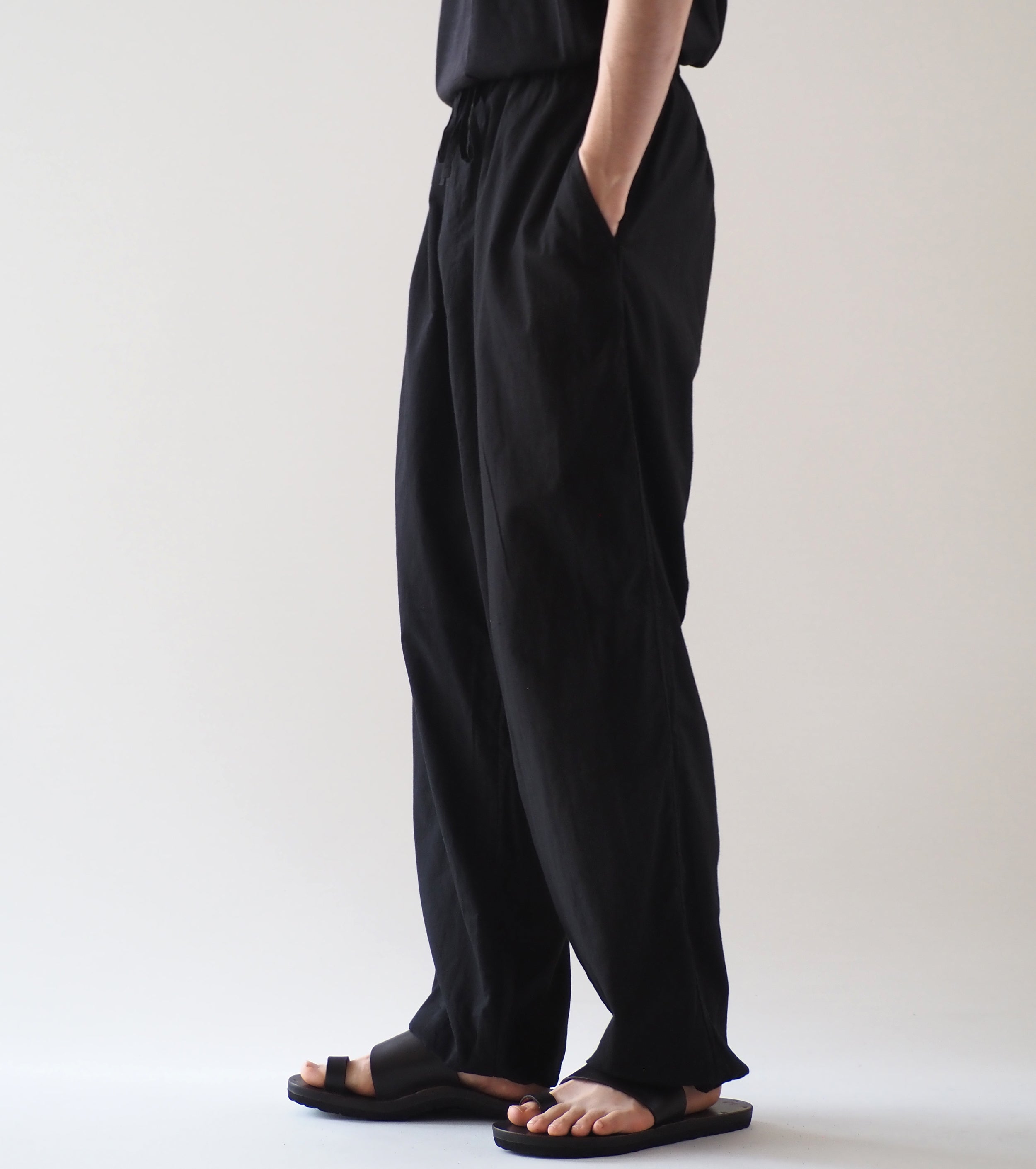 COMOLI KHADI コットン ドローストリング パンツ , Black – Navyblue
