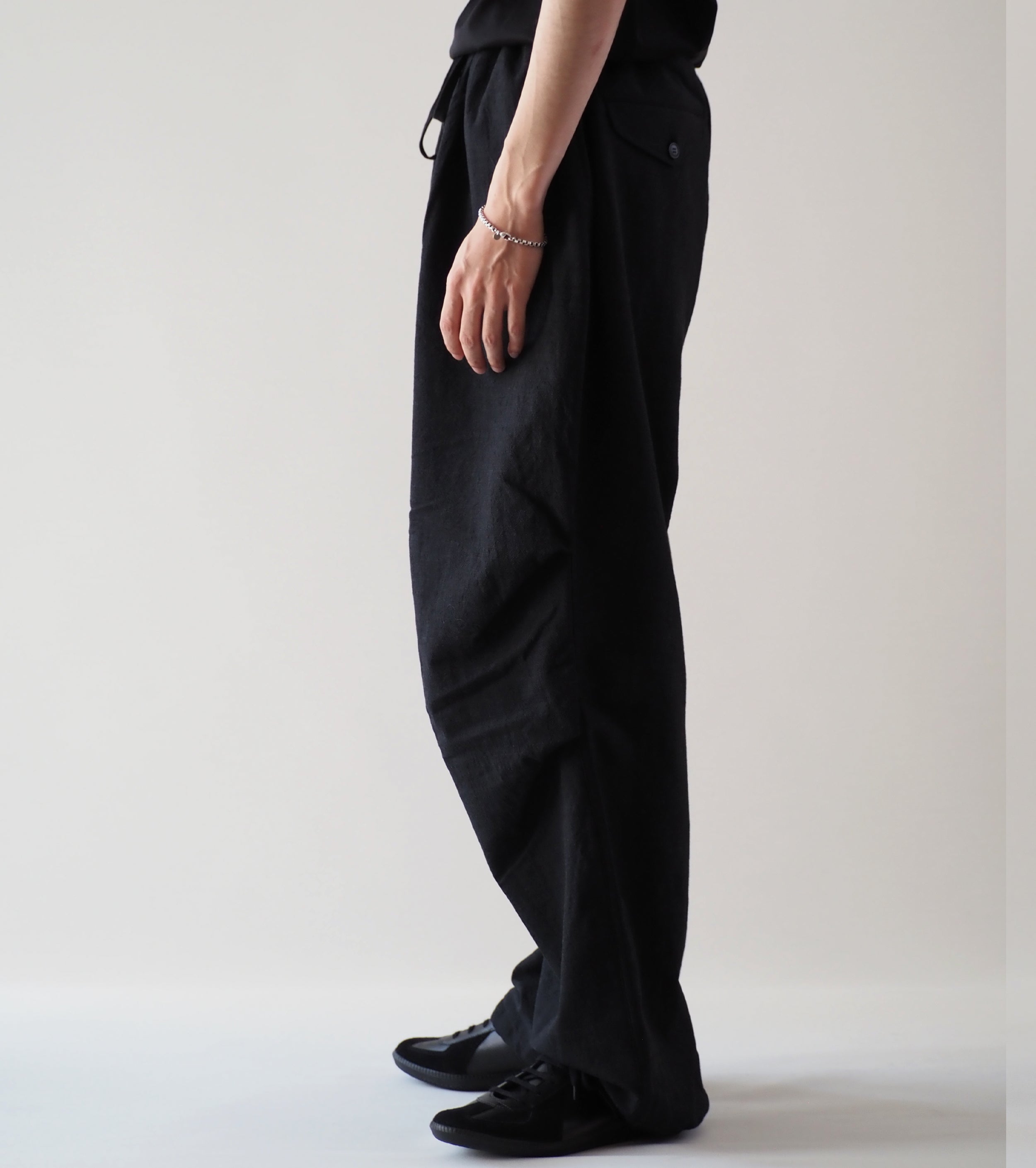 COMOLI Wool Knee Tuck Pants, Charcoal – Navyblue