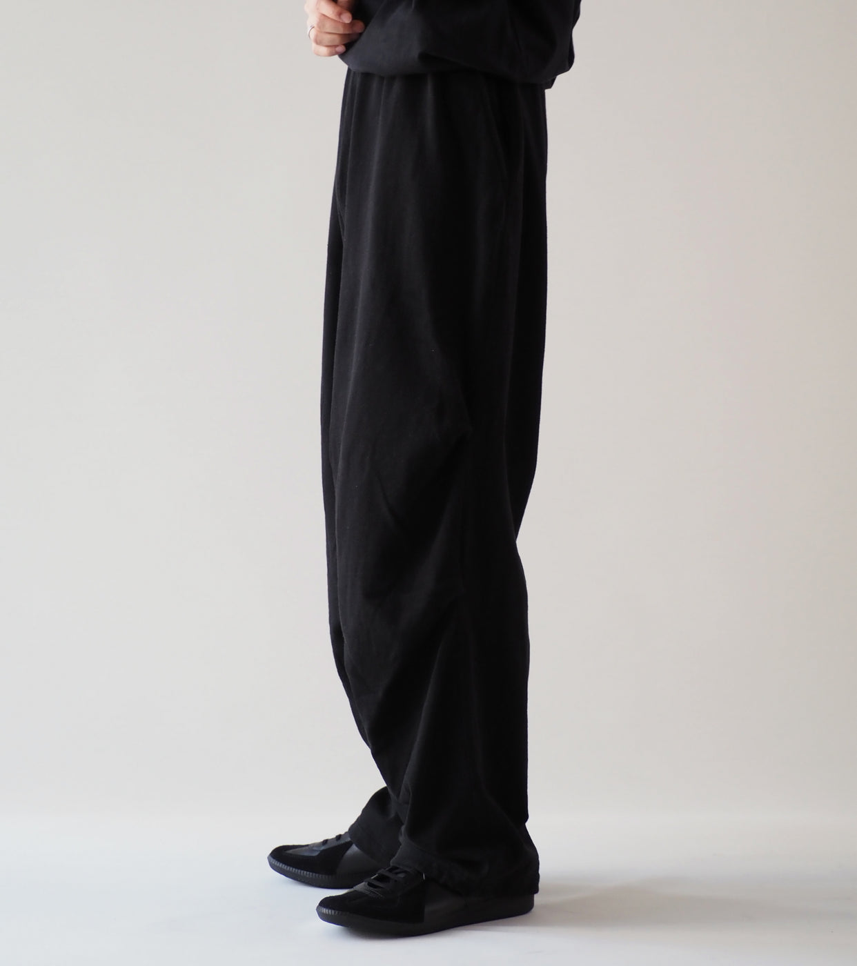 COMOLI Cotton Jersey Knee Tucked Pants,Fade Black