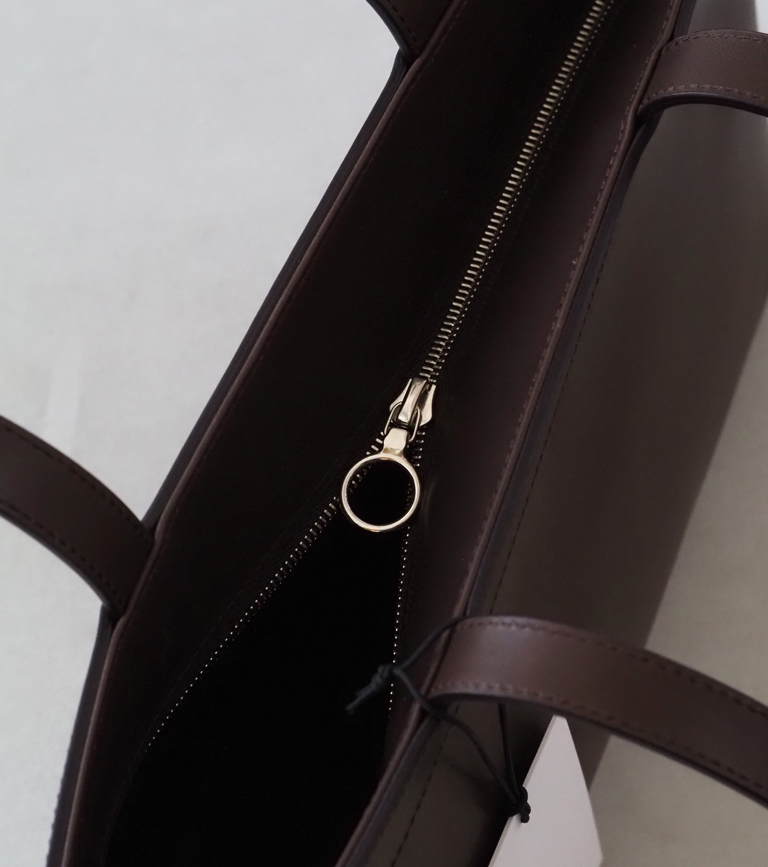 Aeta  LONG HANDLE ZIPPER TOTE : S , Dark Brown