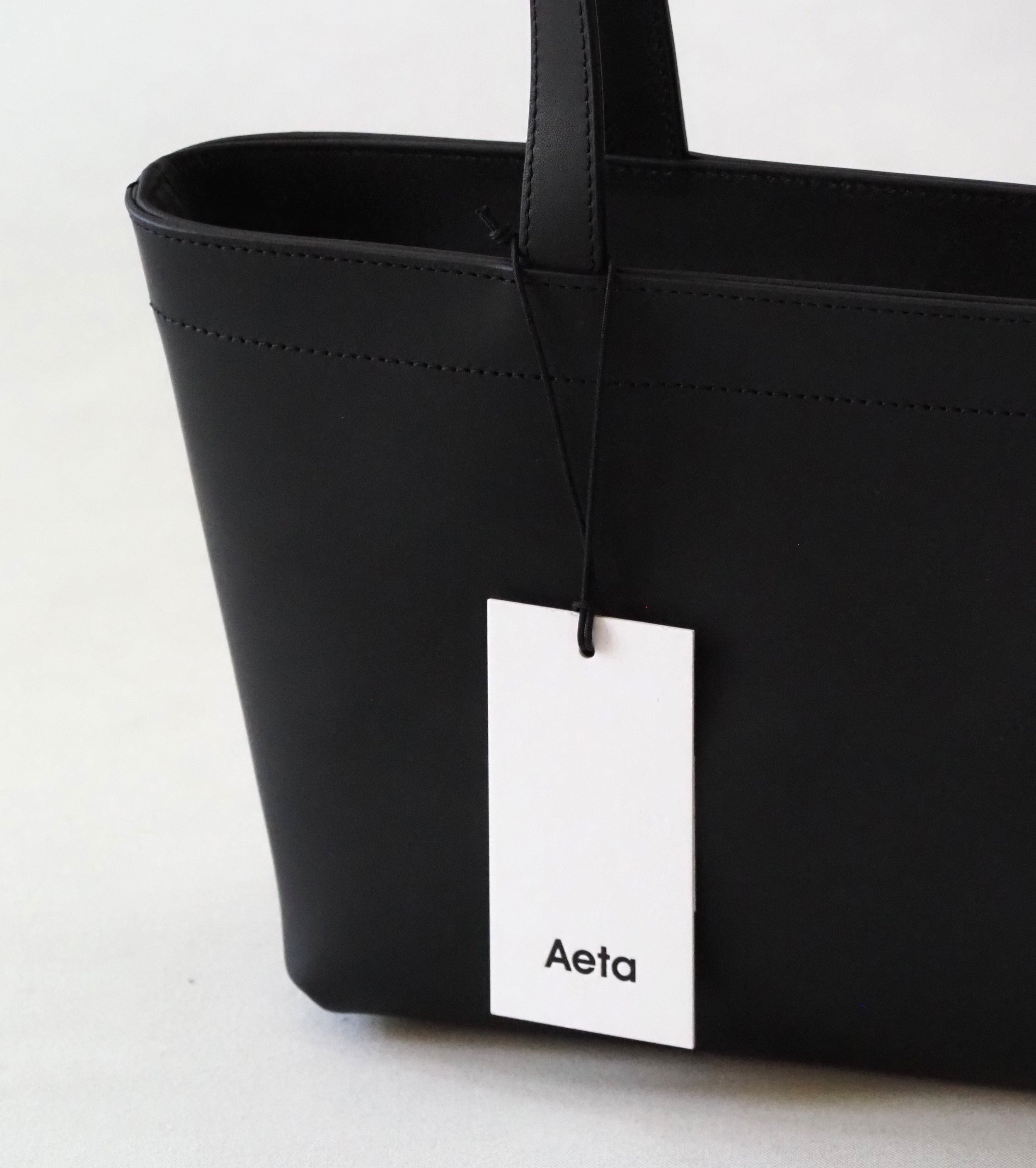 Aeta  LONG HANDLE ZIPPER TOTE : S , Black