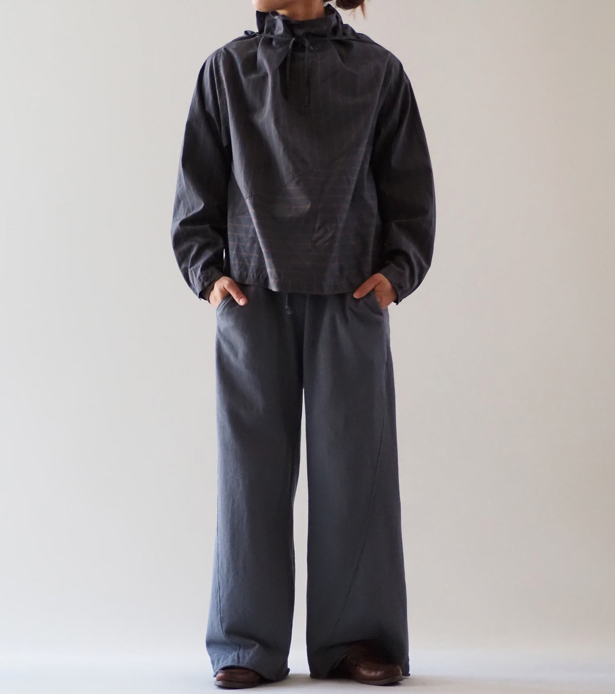 Unfil シルク&ナイロン シアー タフタ ストライプ プルオーバー , Charcoal Navy × Brown