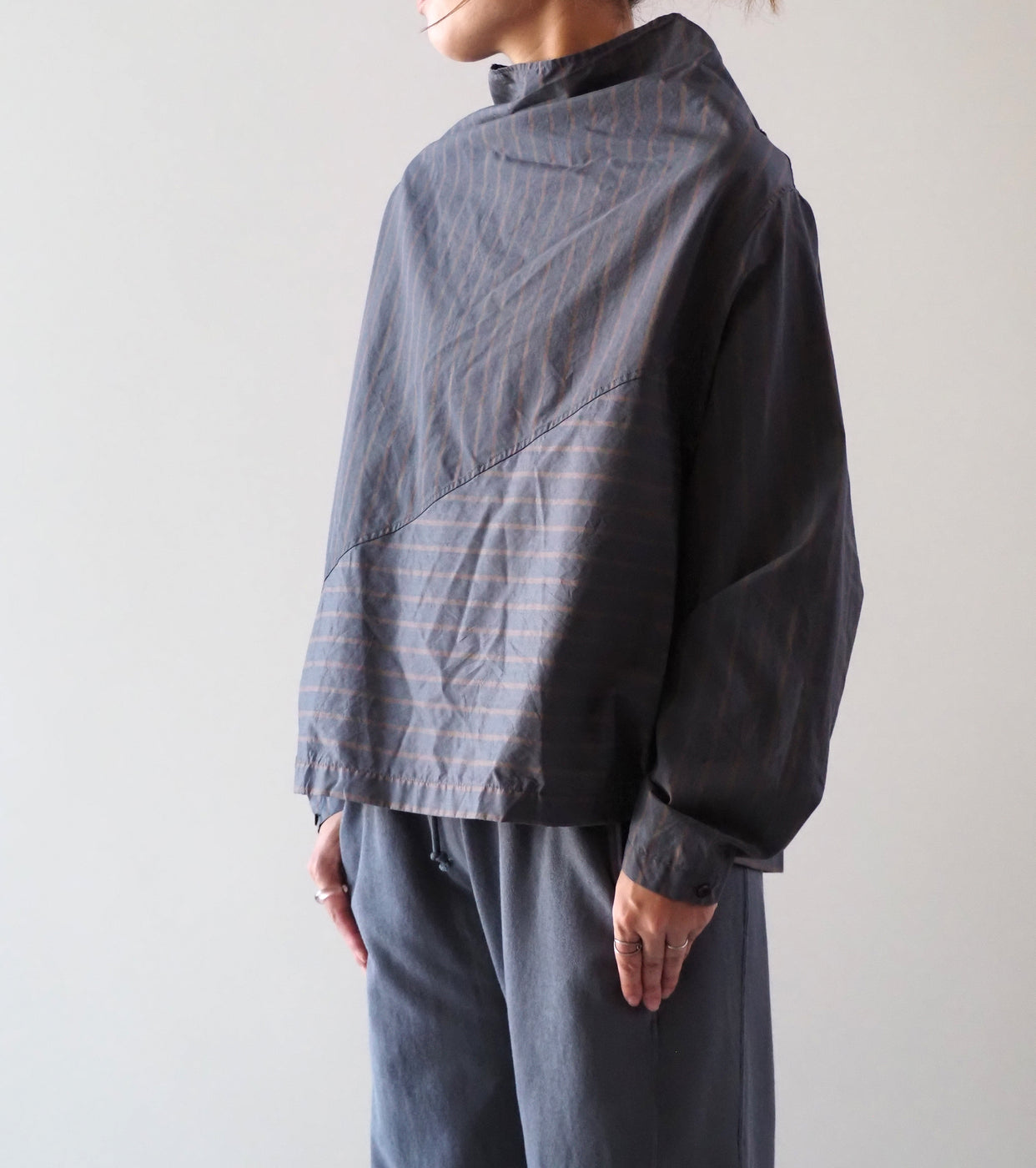 Unfil シルク&ナイロン シアー タフタ ストライプ プルオーバー , Charcoal Navy × Brown