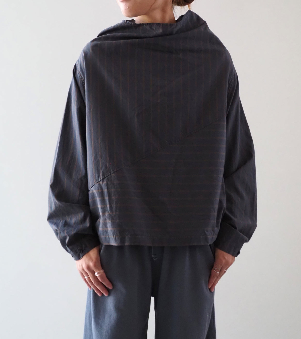Unfil シルク&ナイロン シアー タフタ ストライプ プルオーバー , Charcoal Navy × Brown