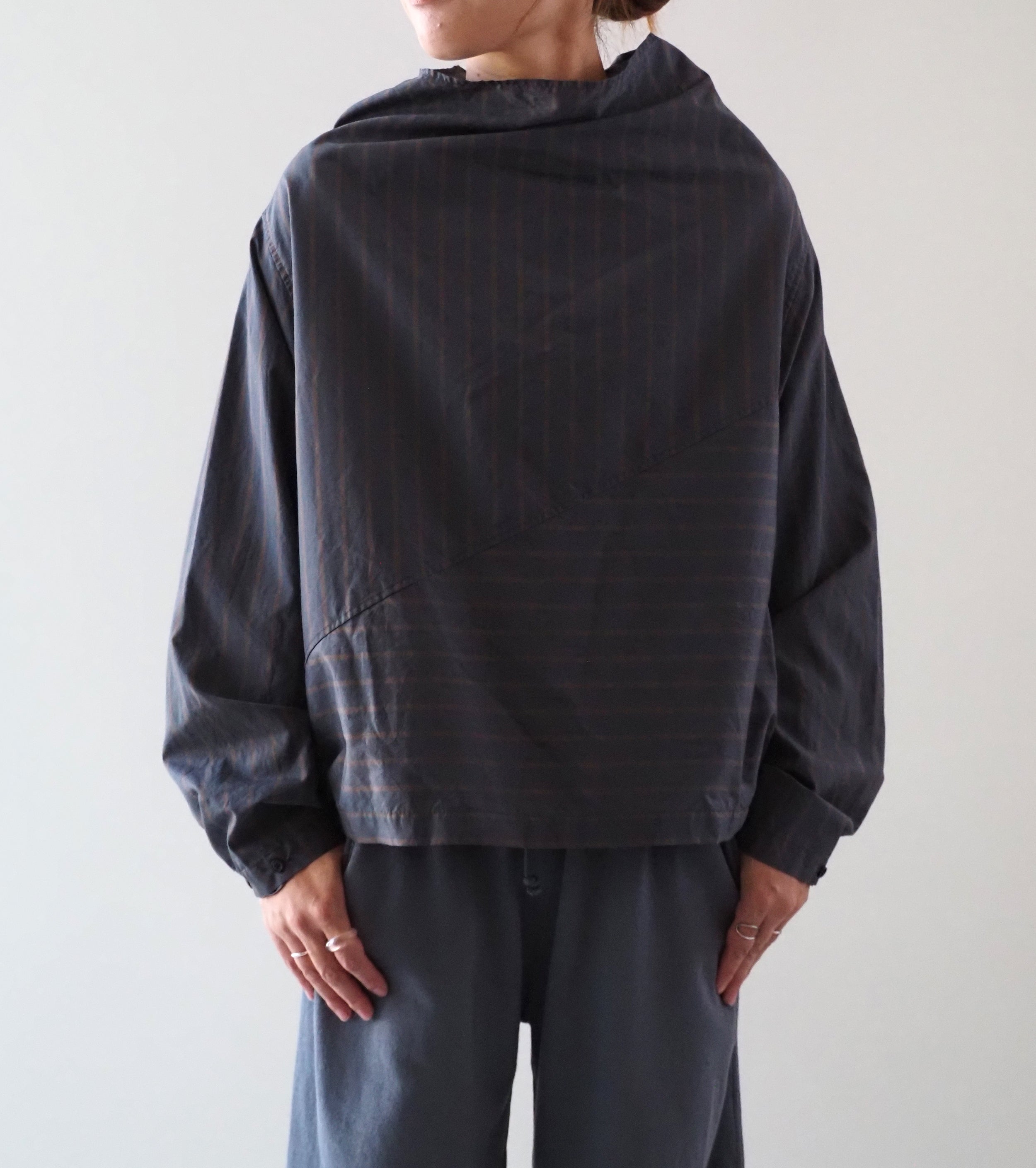 Unfil シルク&ナイロン シアー タフタ ストライプ プルオーバー , Charcoal Navy × Brown