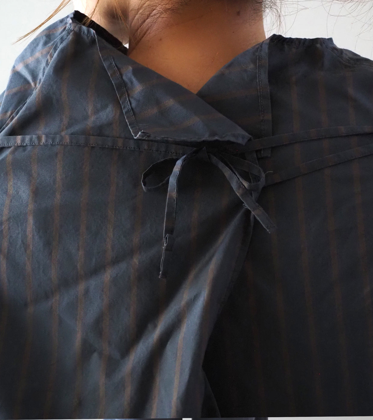 Unfil シルク&ナイロン シアー タフタ ストライプ プルオーバー , Charcoal Navy × Brown