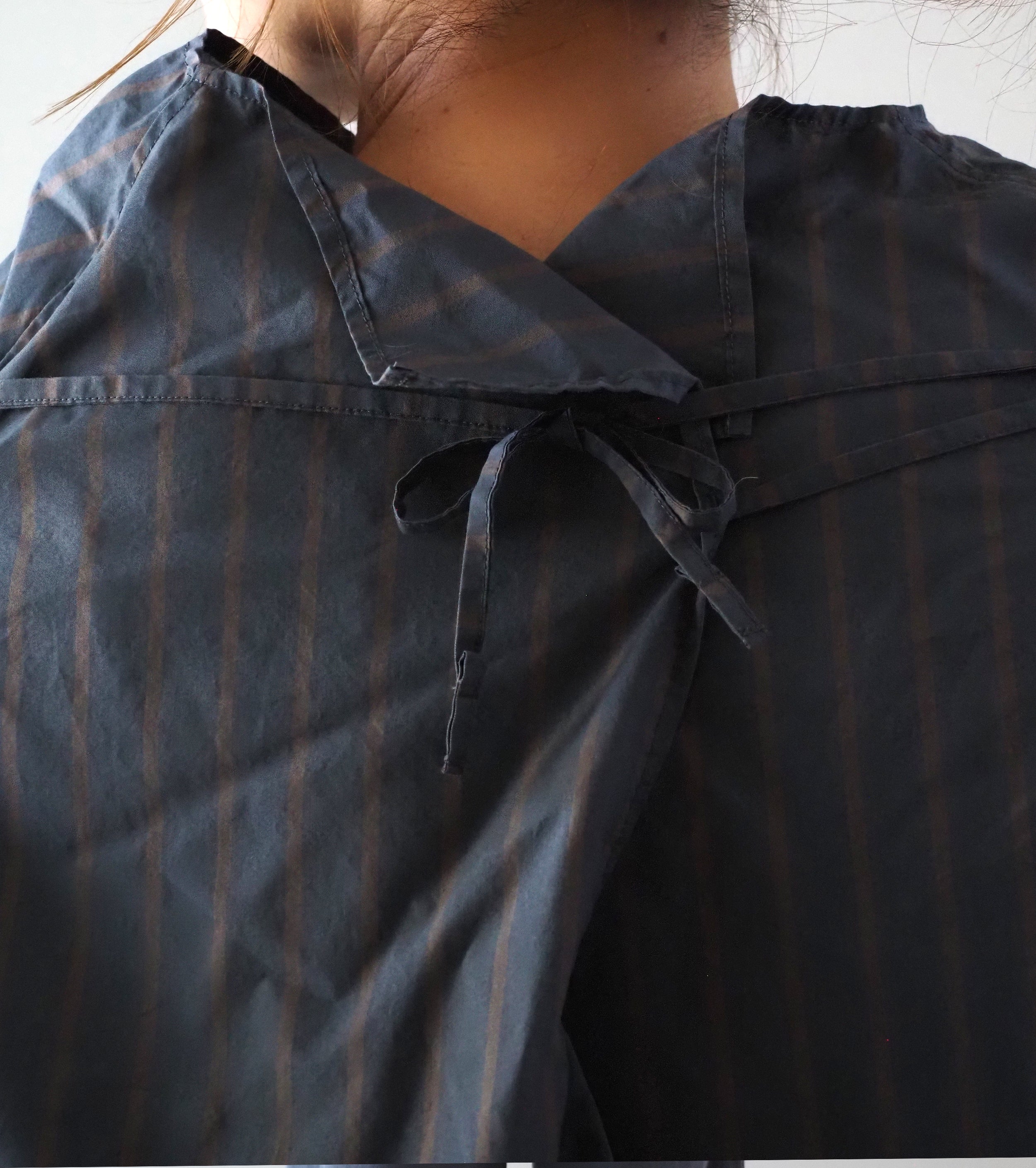 Unfil シルク&ナイロン シアー タフタ ストライプ プルオーバー , Charcoal Navy × Brown