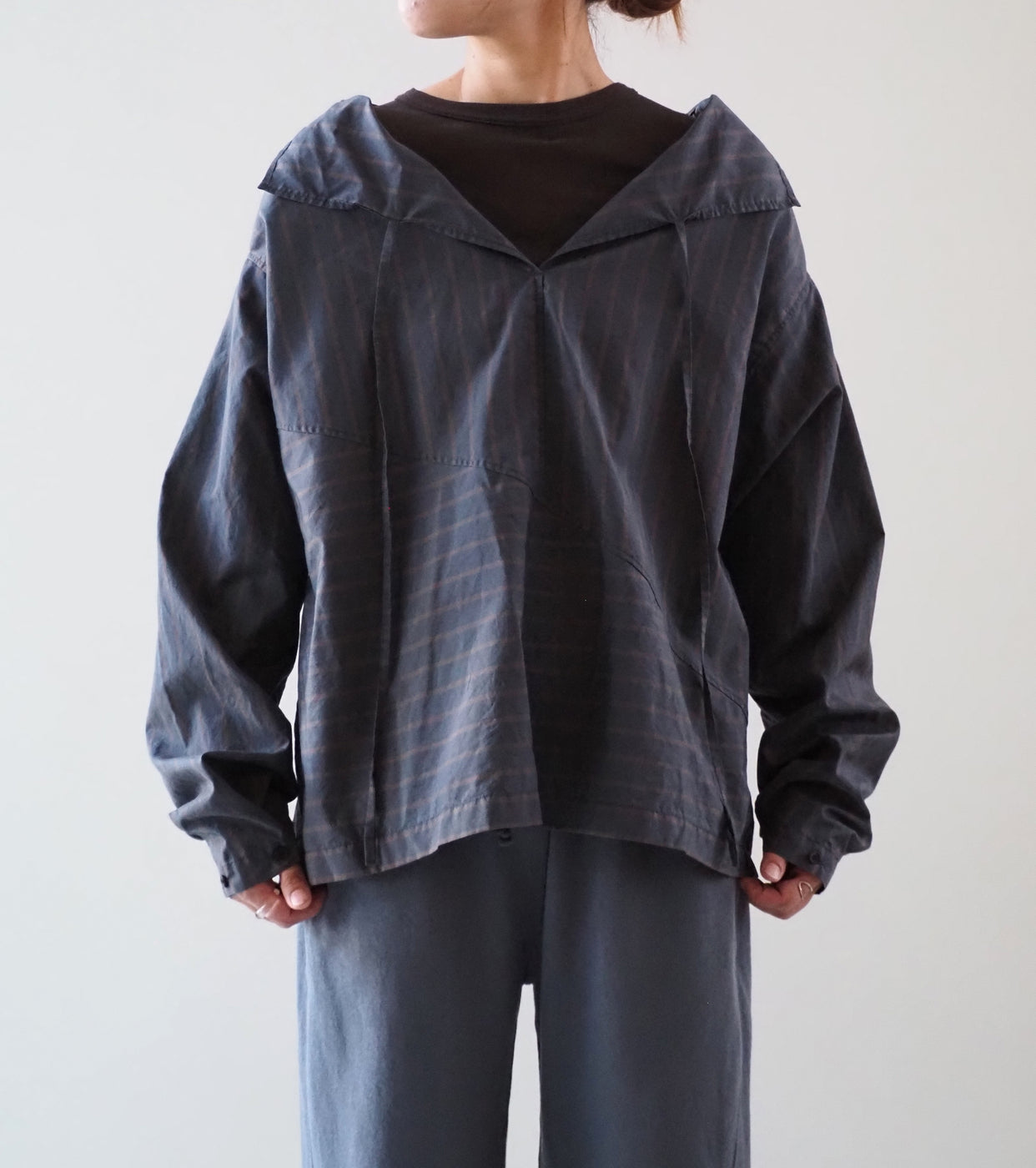 Unfil シルク&ナイロン シアー タフタ ストライプ プルオーバー , Charcoal Navy × Brown