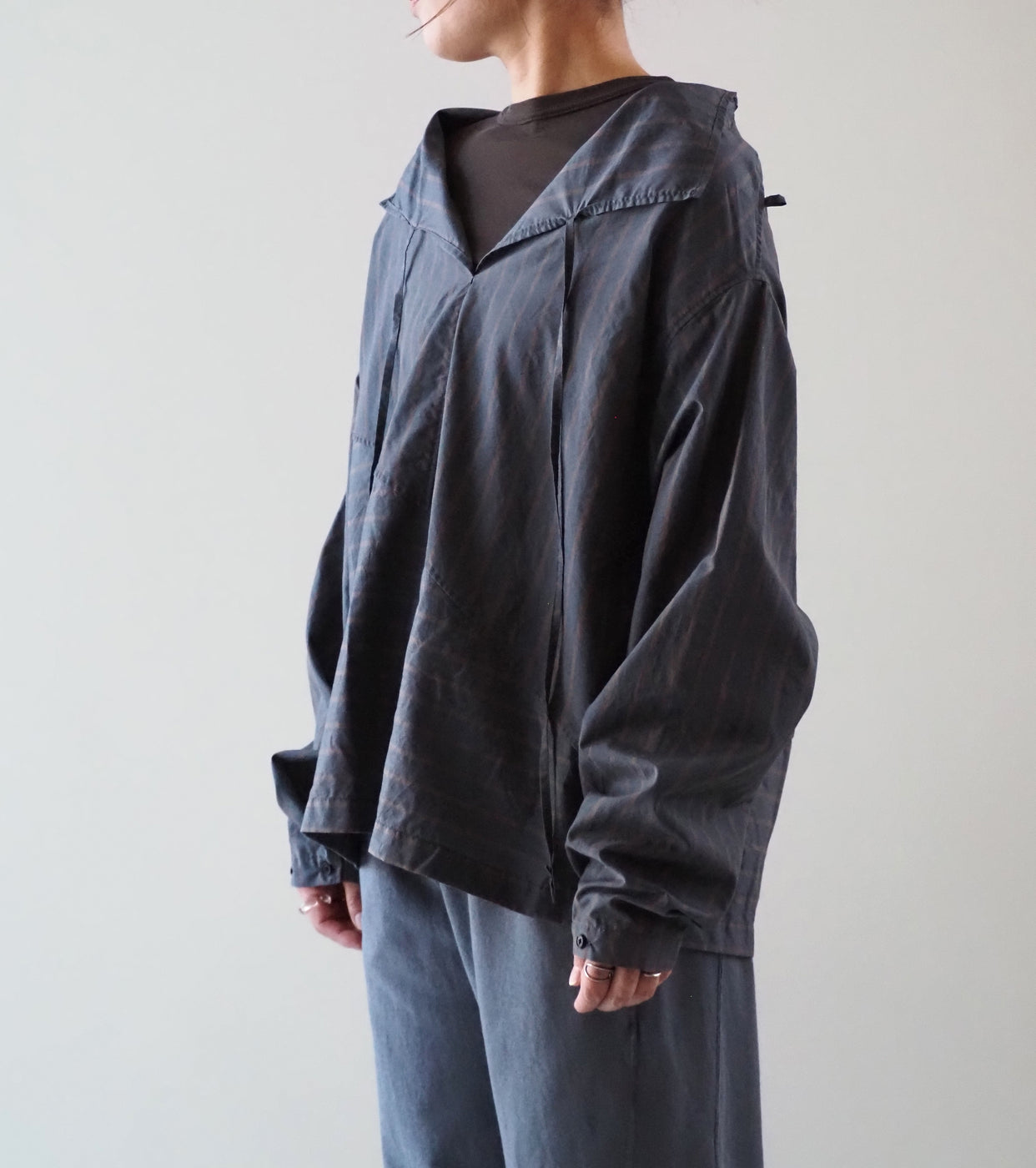 Unfil シルク&ナイロン シアー タフタ ストライプ プルオーバー , Charcoal Navy × Brown