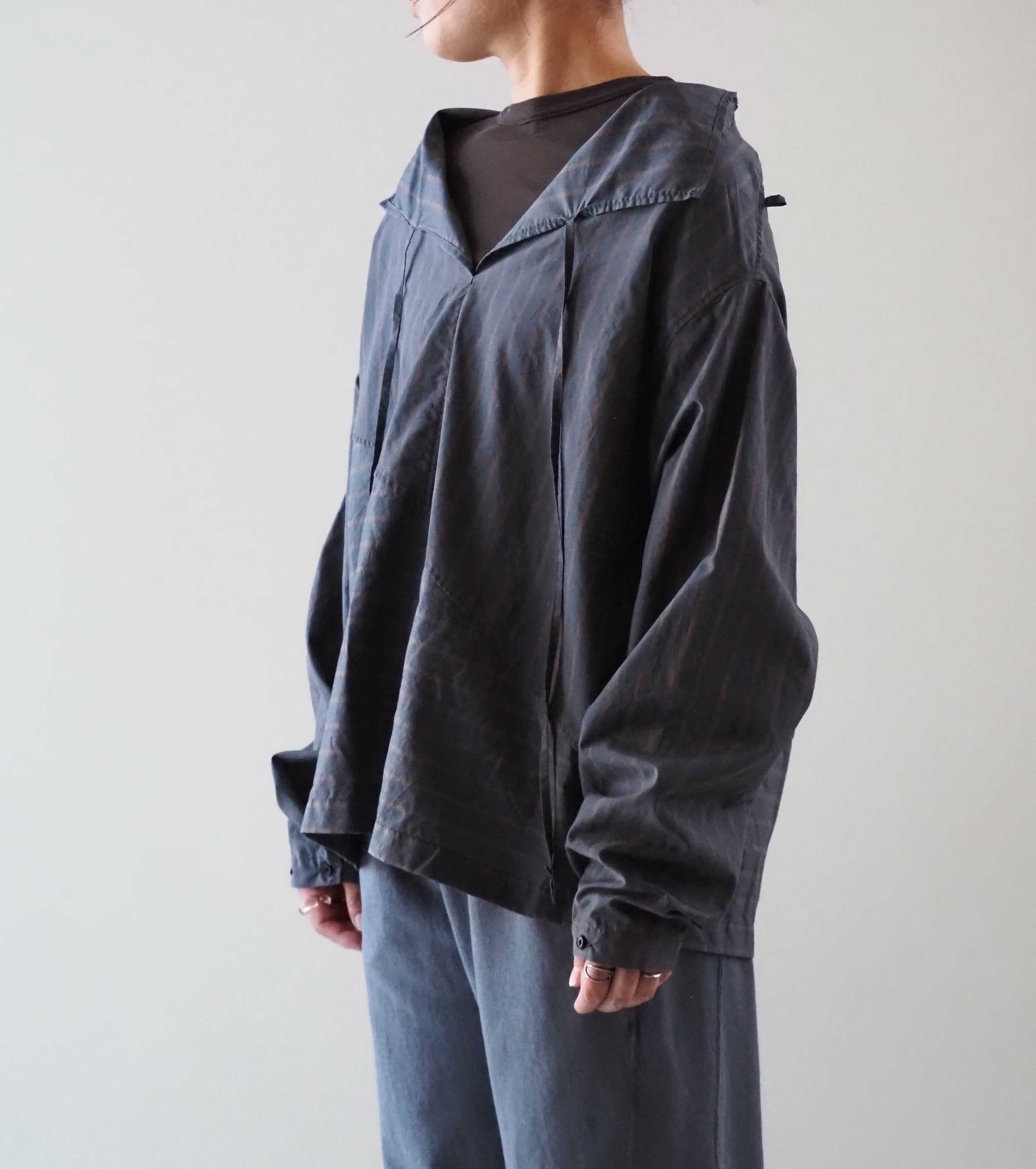 Unfil シルク&ナイロン シアー タフタ ストライプ プルオーバー , Charcoal Navy × Brown