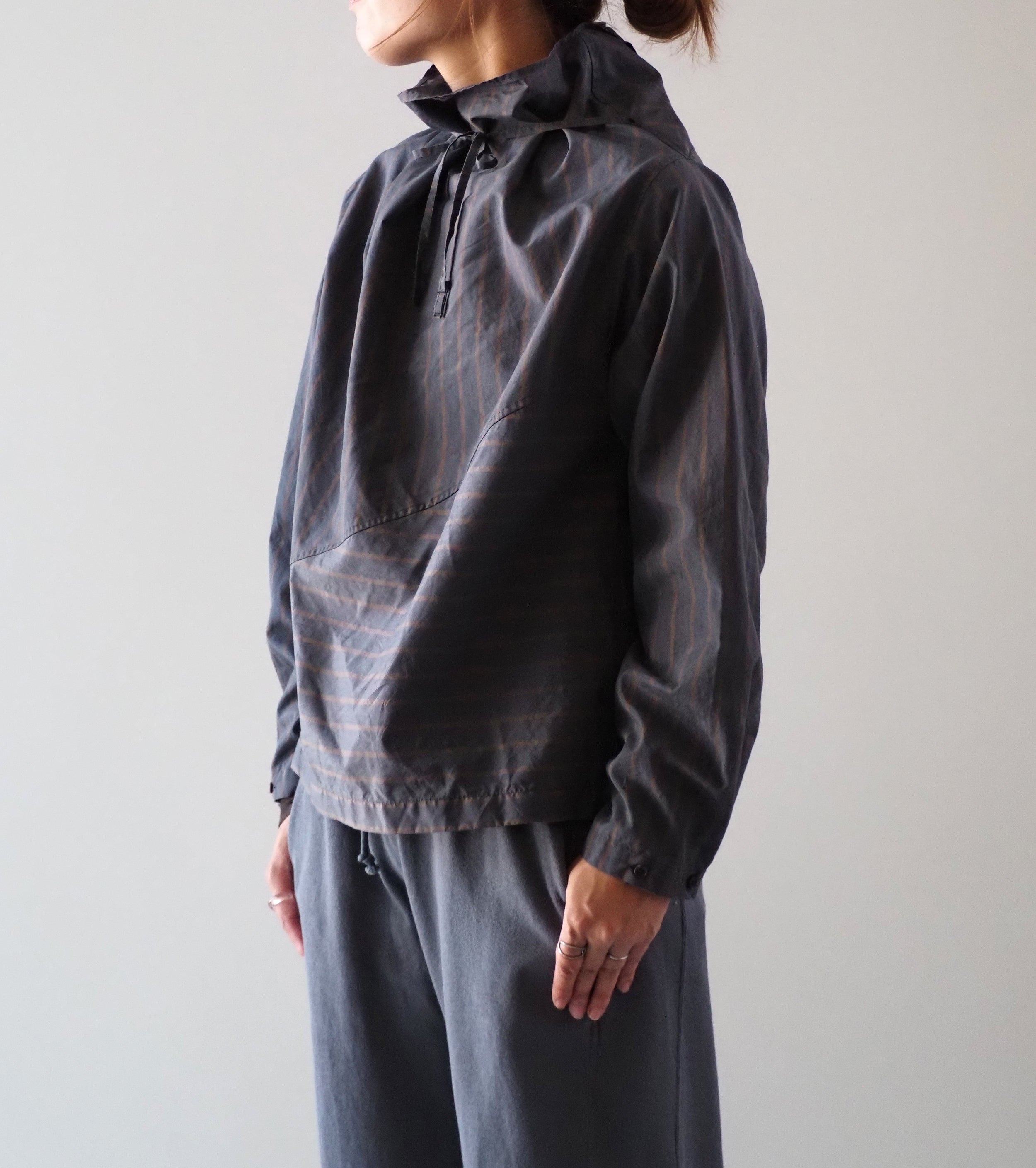 Unfil シルク&ナイロン シアー タフタ ストライプ プルオーバー , Charcoal Navy × Brown