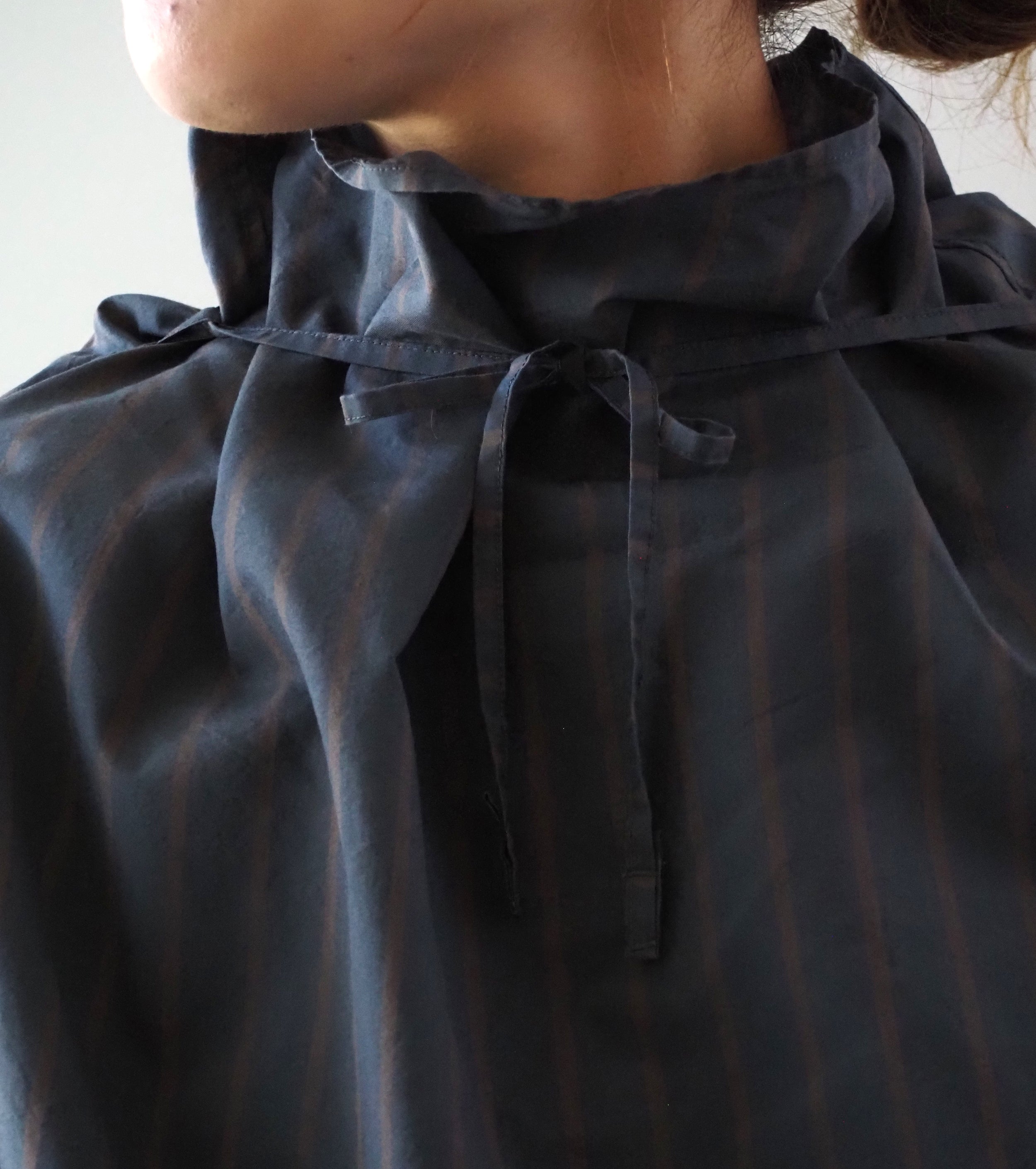 Unfil シルク&ナイロン シアー タフタ ストライプ プルオーバー , Charcoal Navy × Brown